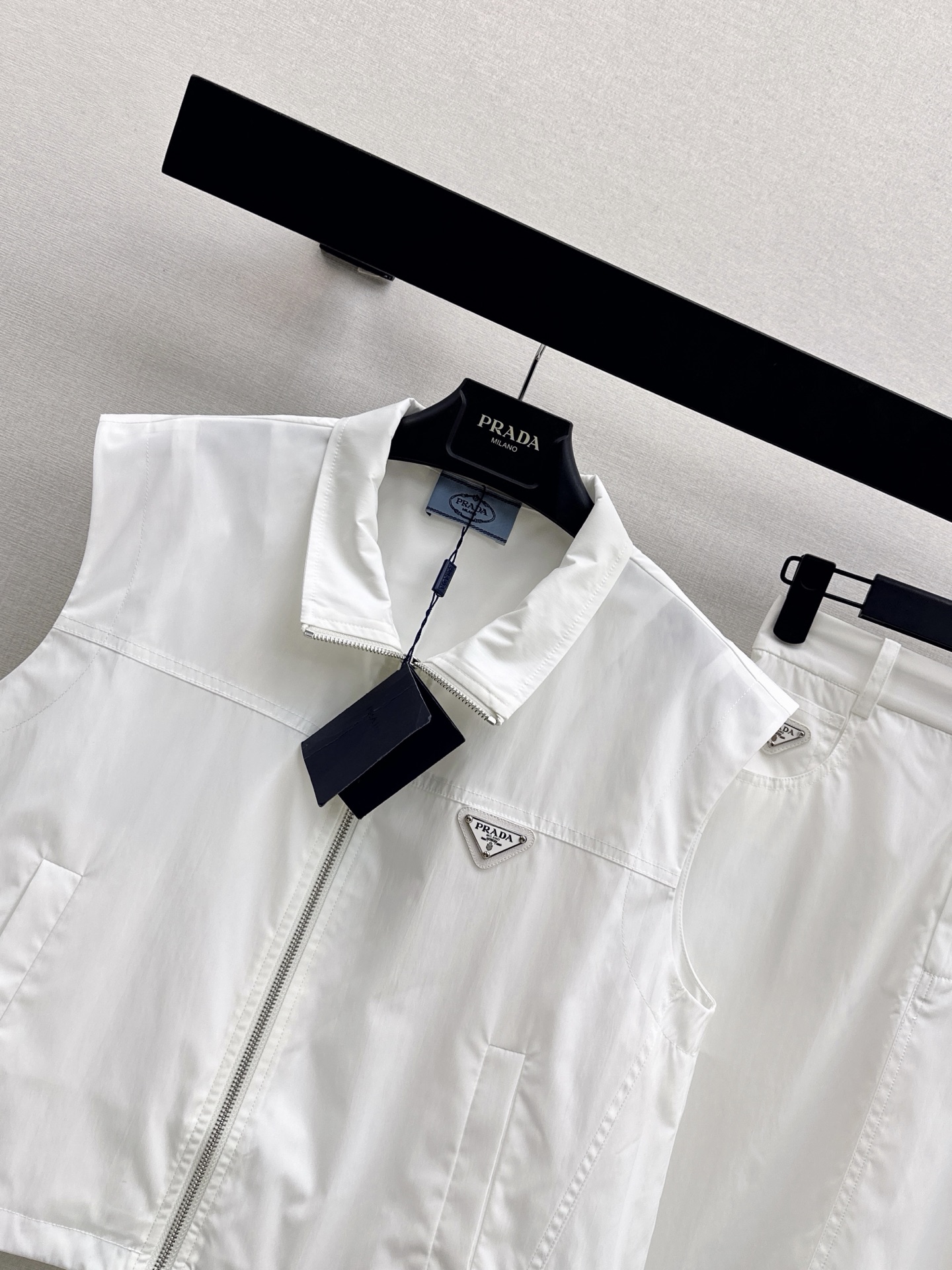 Pra 26ss cropped sleeveless top skirt set