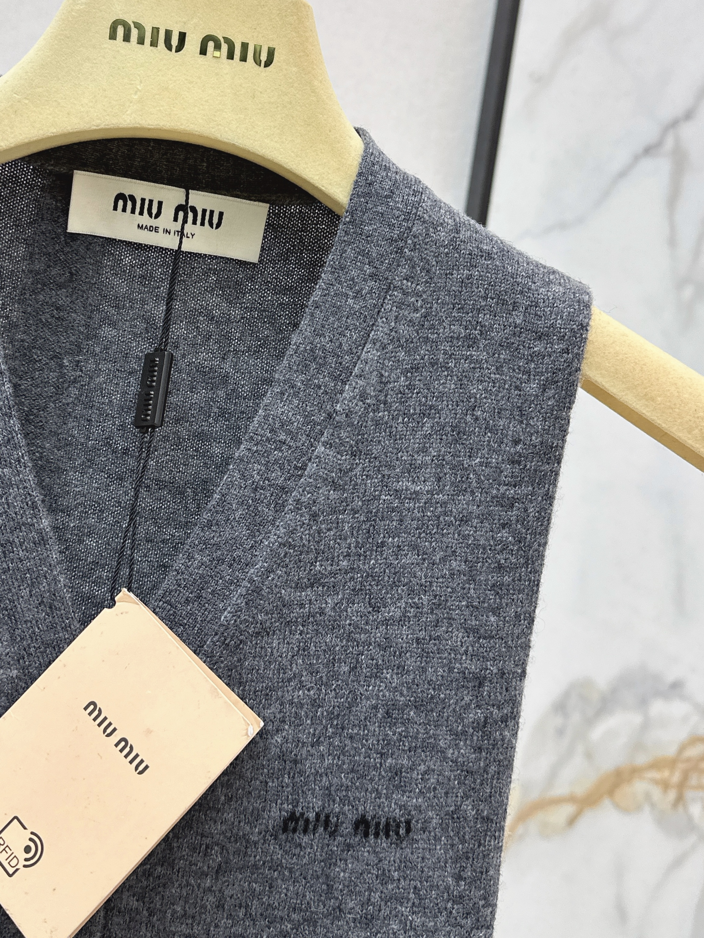 Miu 26ss cashmere vest