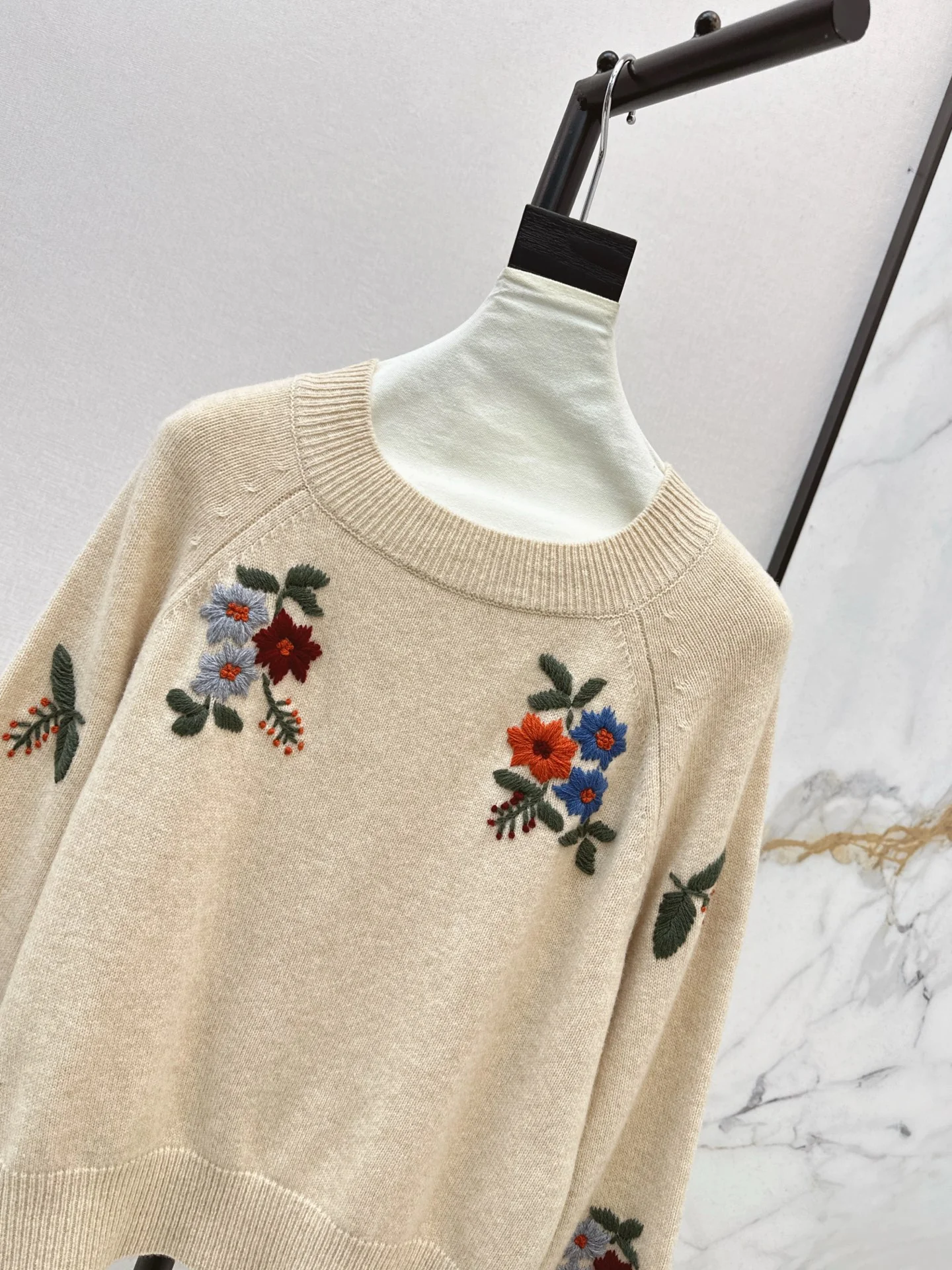 Gucc 25fw embroidery sweater