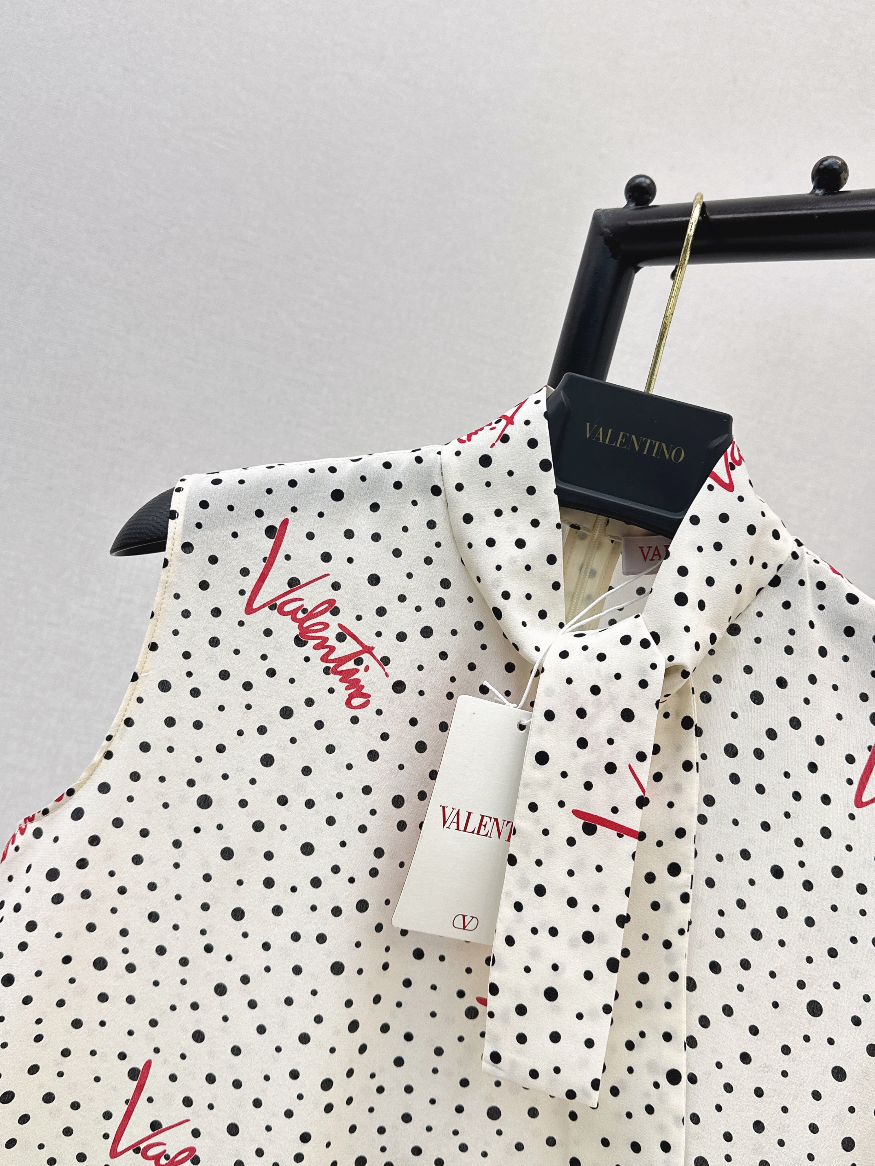 Valen 26ss sleeveless silk shirt