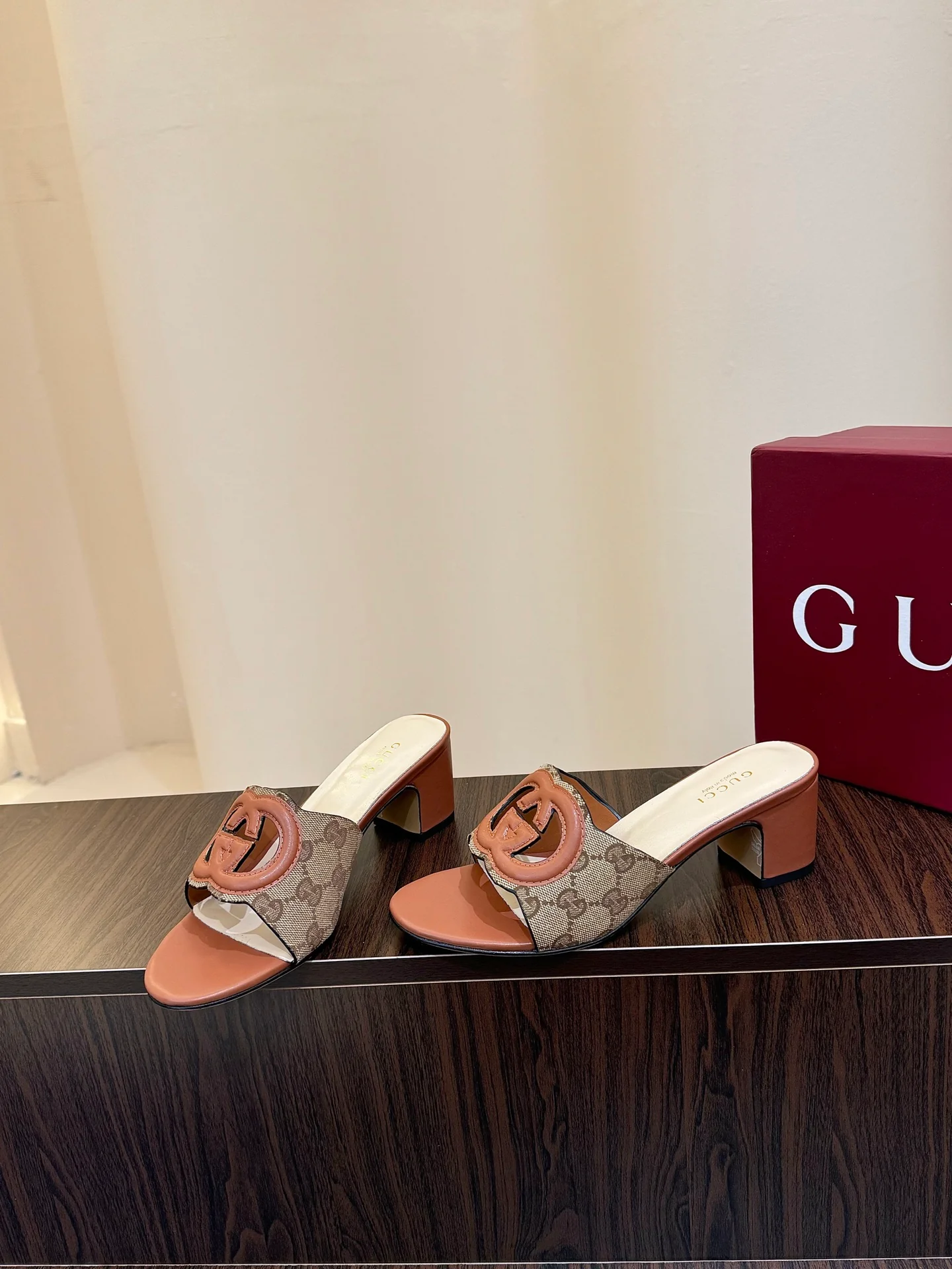 Gucc 25fw slide sandals