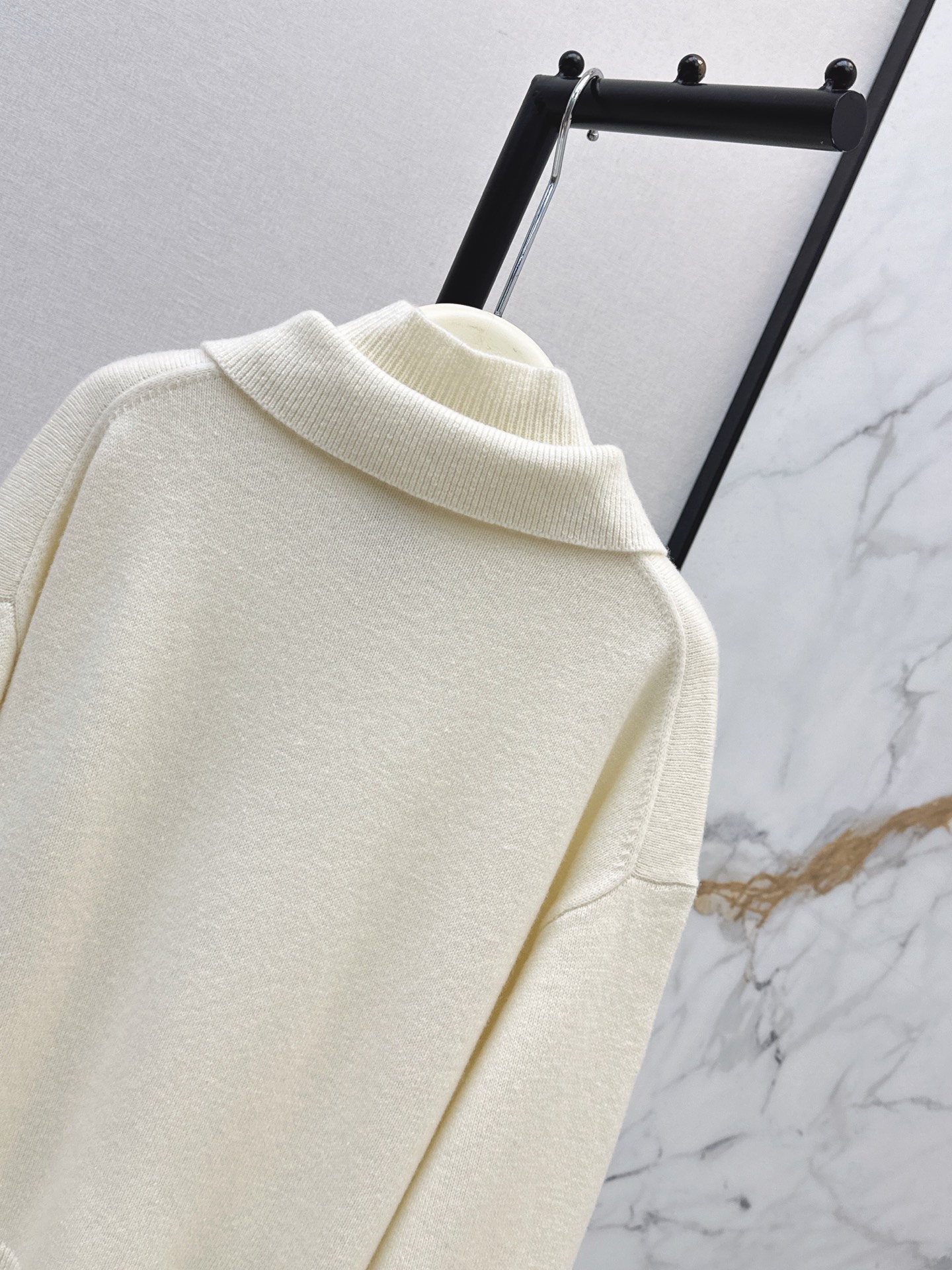 Her 26ss cashmere sweater