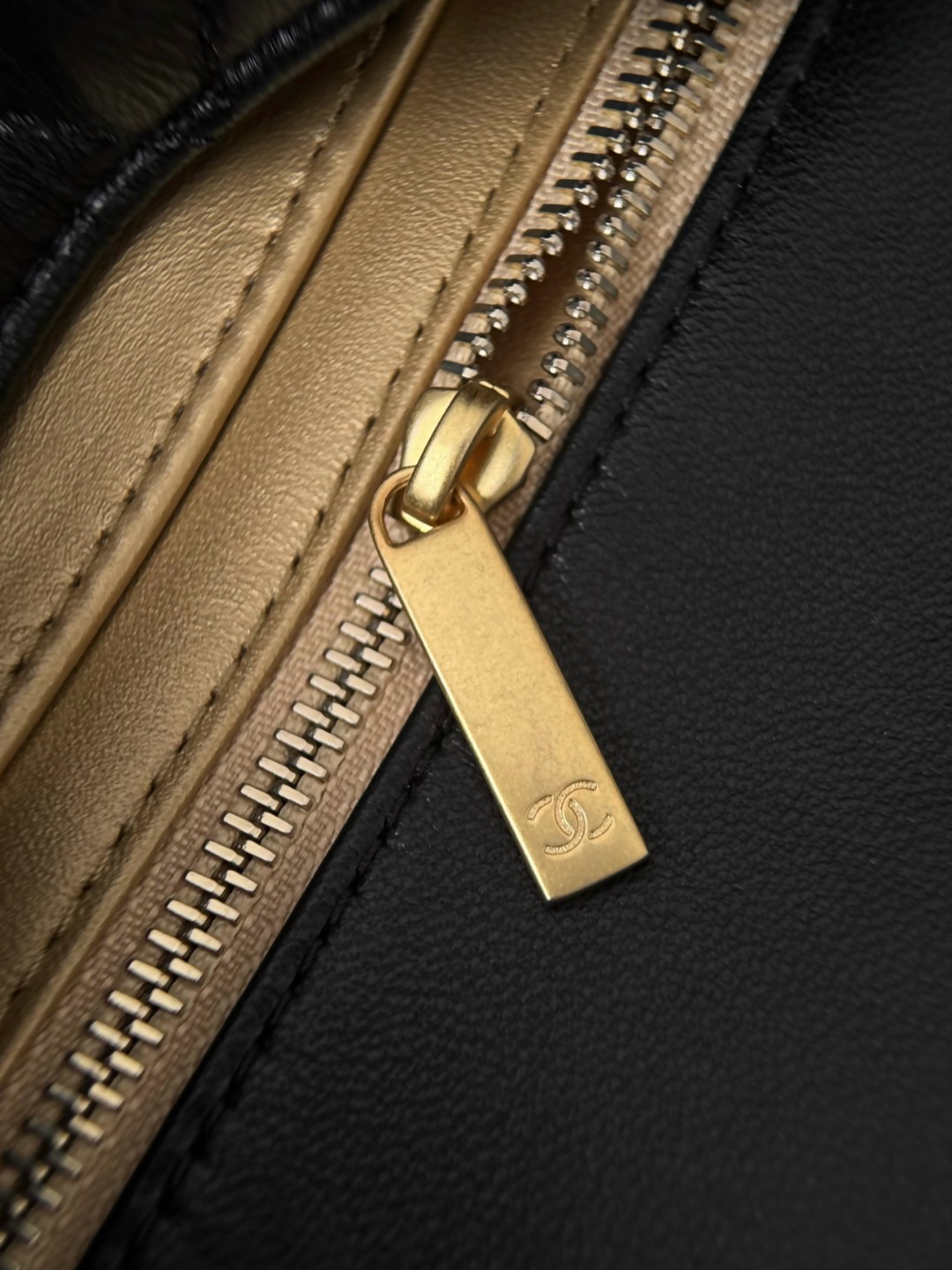 Chan 26ss flap chain bag with gold-tone hardwave