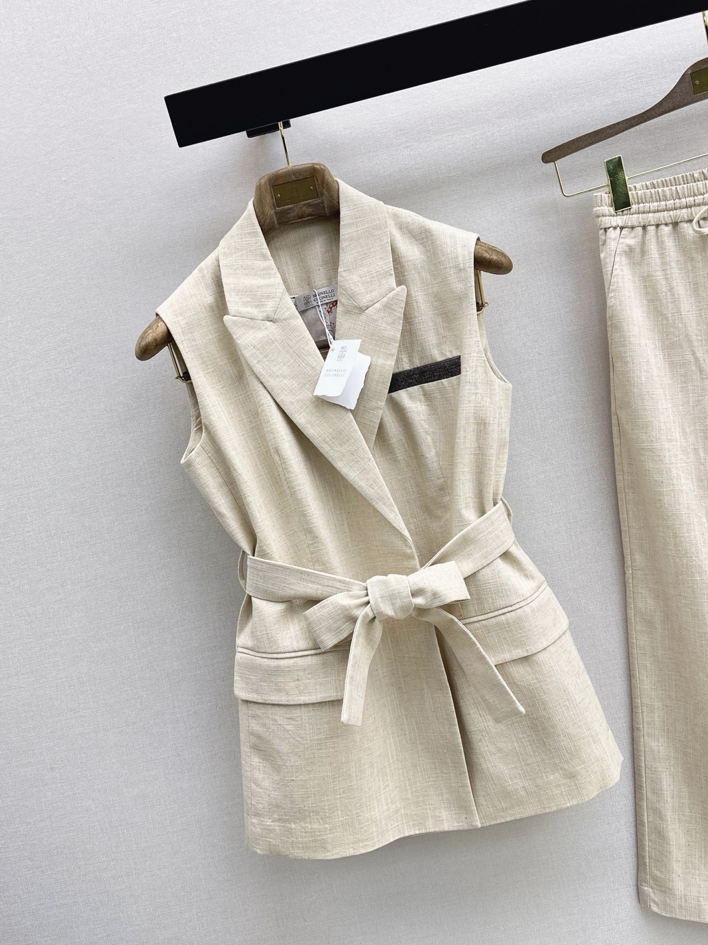 Brun 26ss sleeveless belted shirt