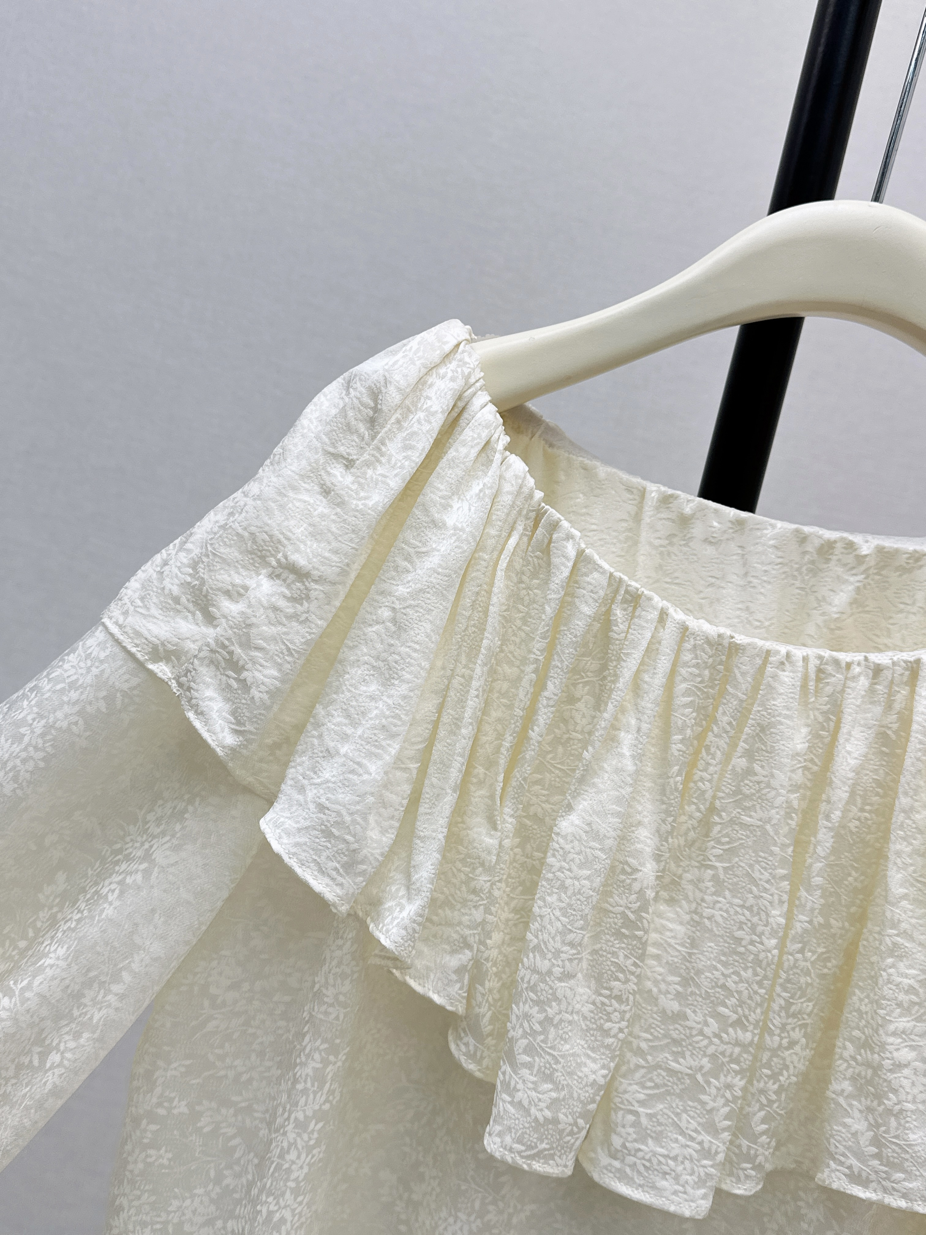 Chol 26ss off shoulder shirt