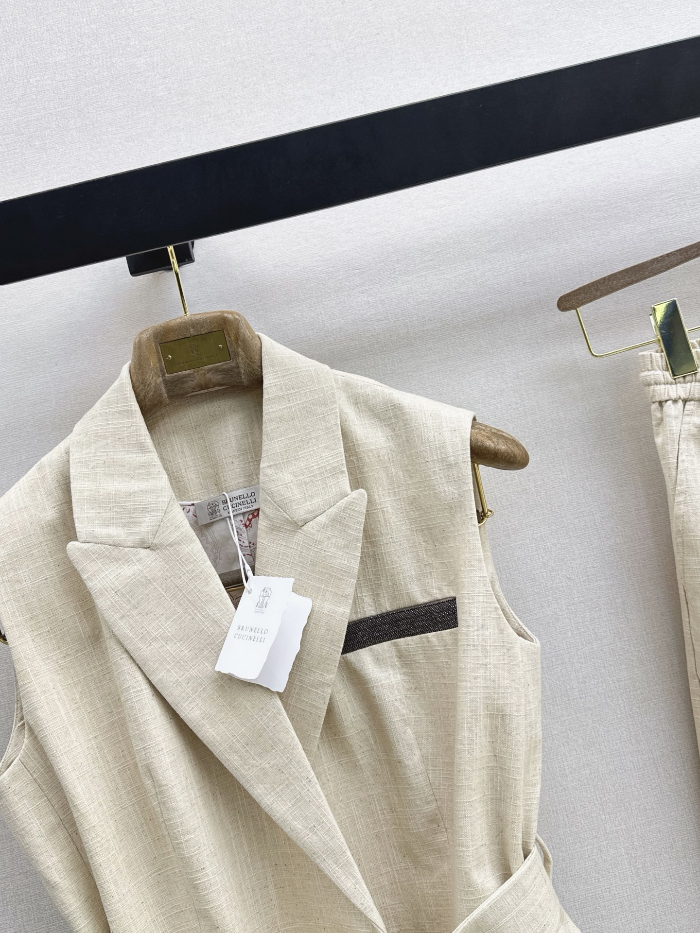 Brun 26ss sleeveless belted shirt