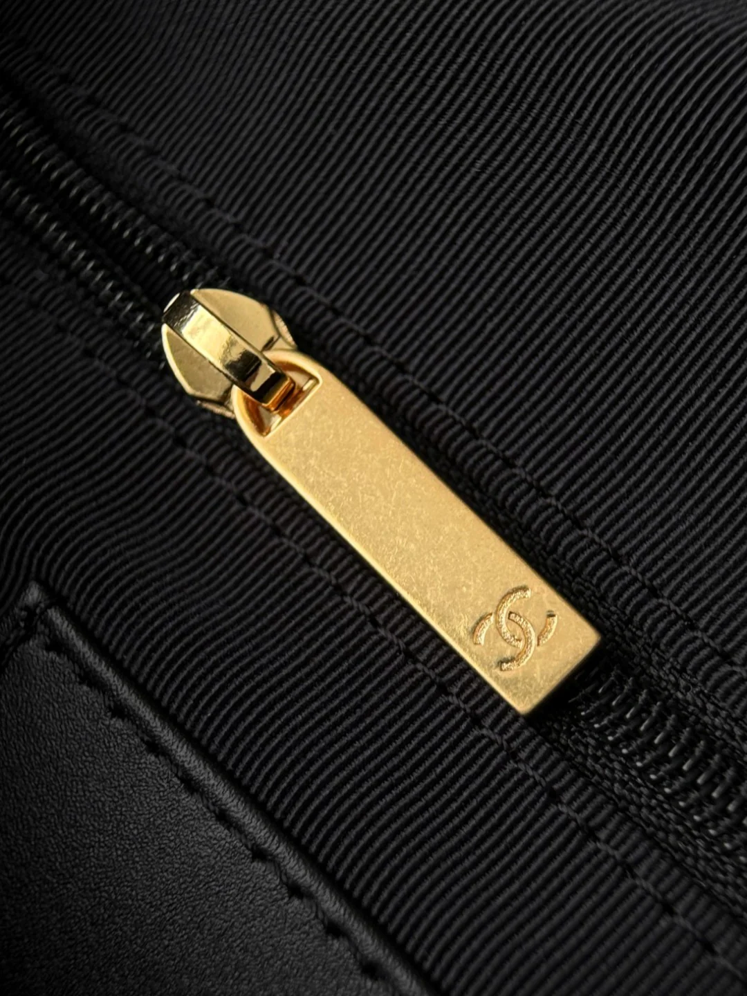 Chan 26C maxi hobo bag