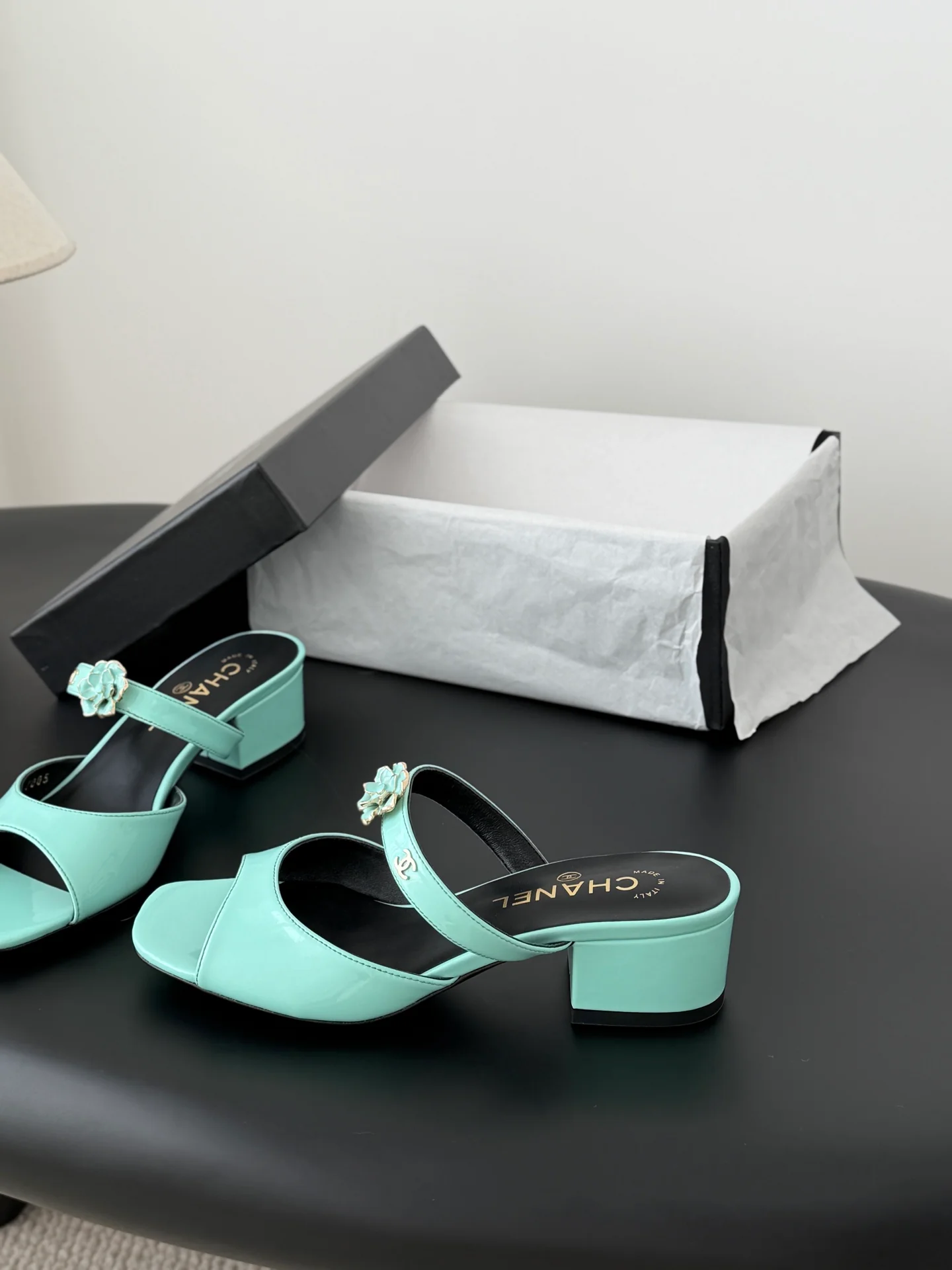 Chan 26ss camellia leather sandals