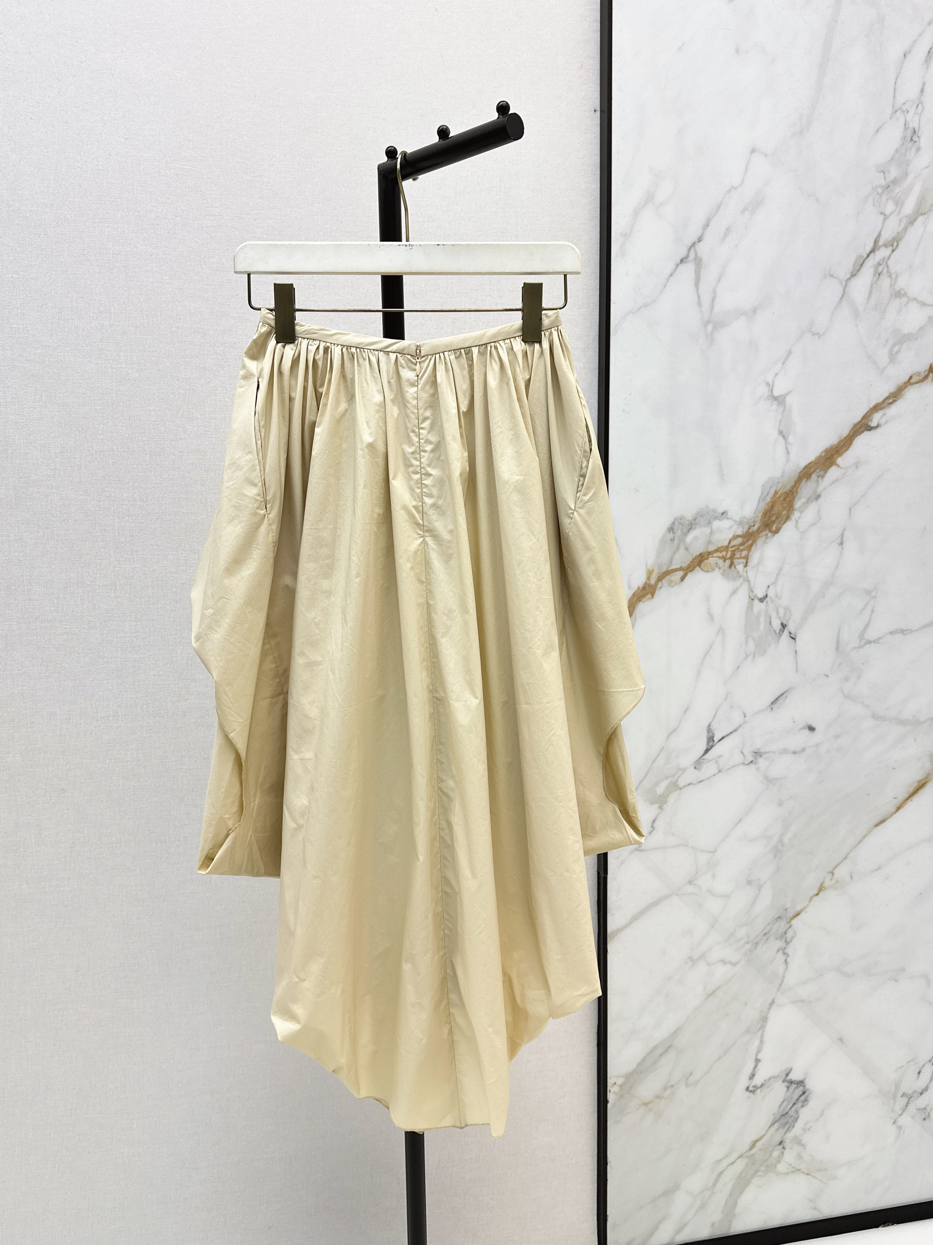 Loe 26ss asymmetric ruffle skirt
