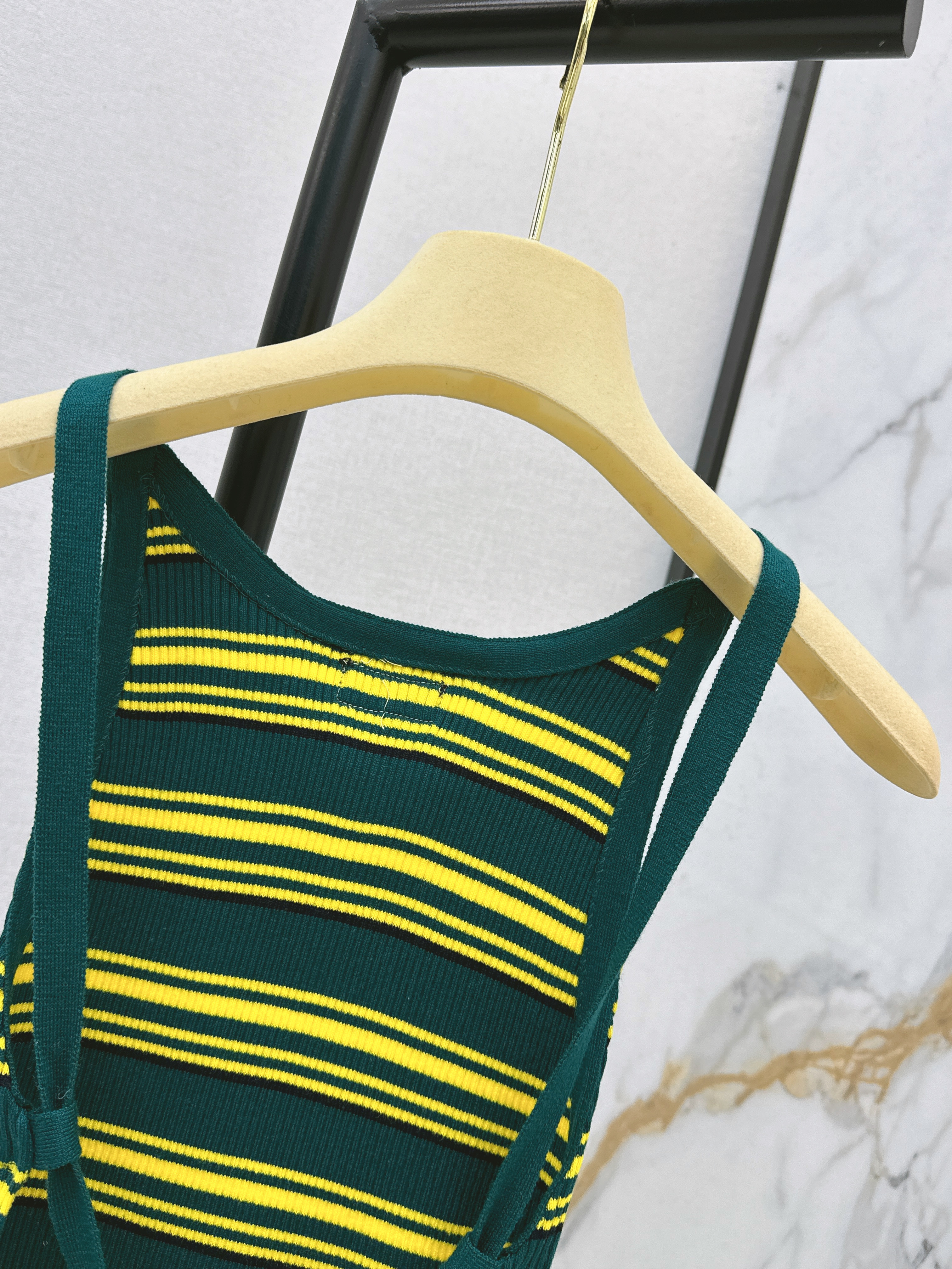 Miu 26ss open back vest