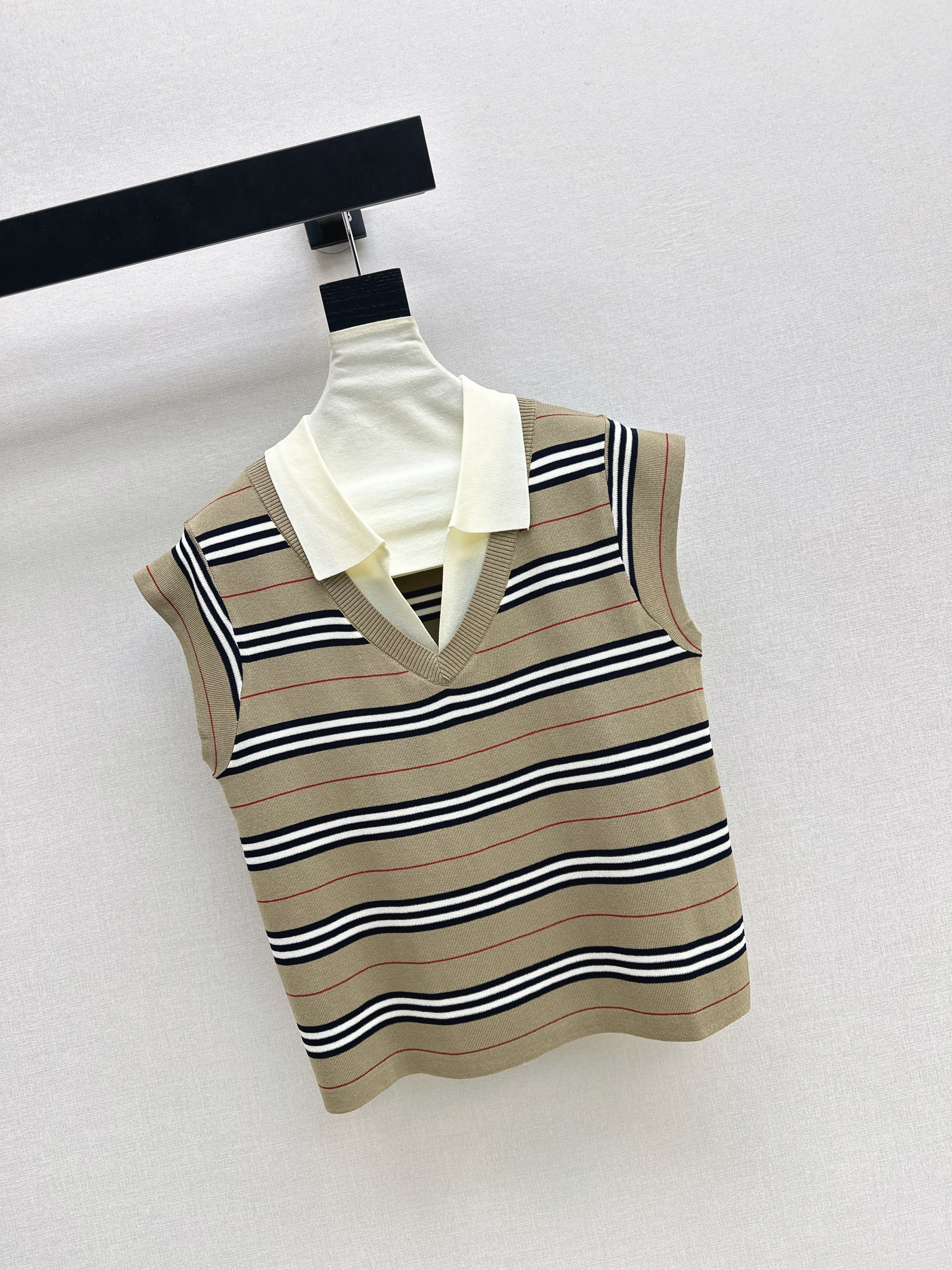 Bur 26SS Striped V-Neck Knit Vest Top