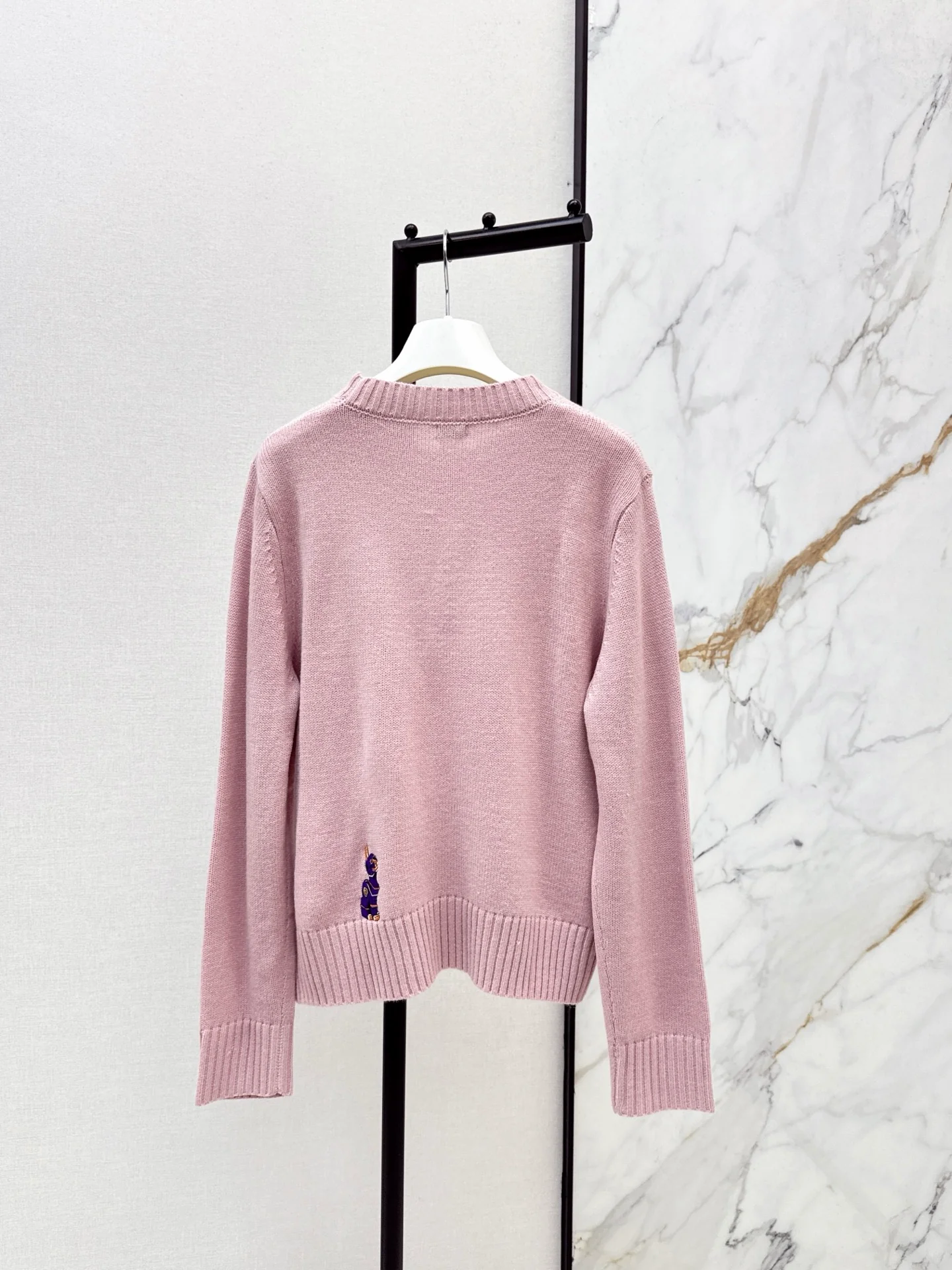 Loe 25fw embroidery sweater