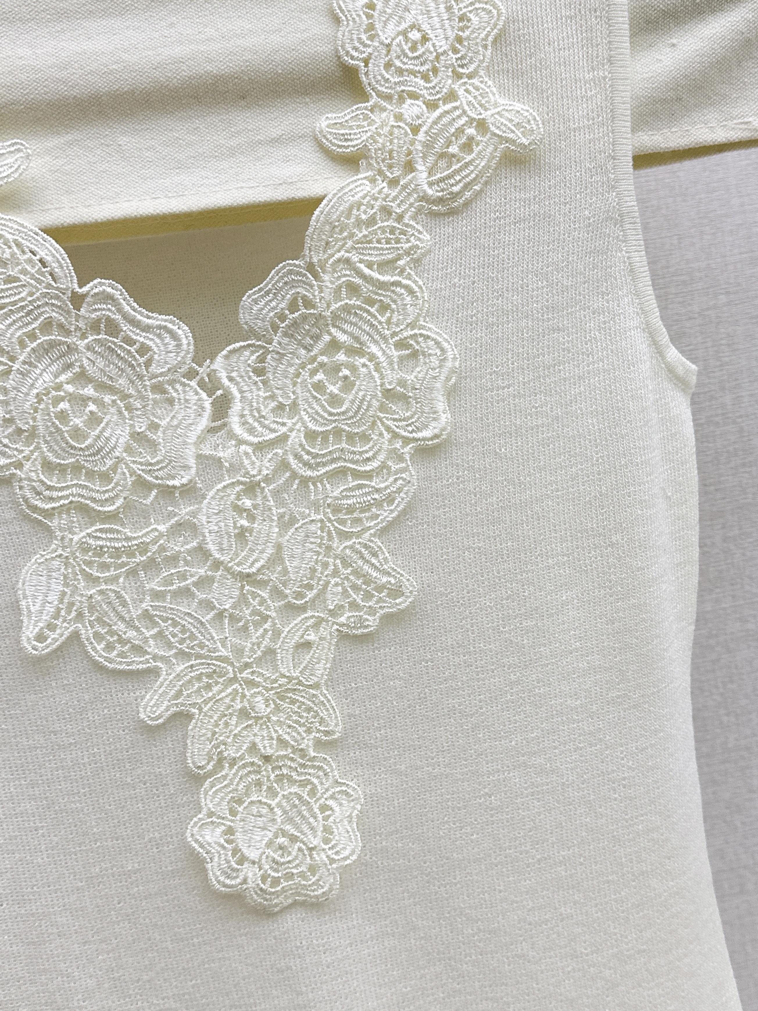 Chol 26ss lace contrac sleeveless vest