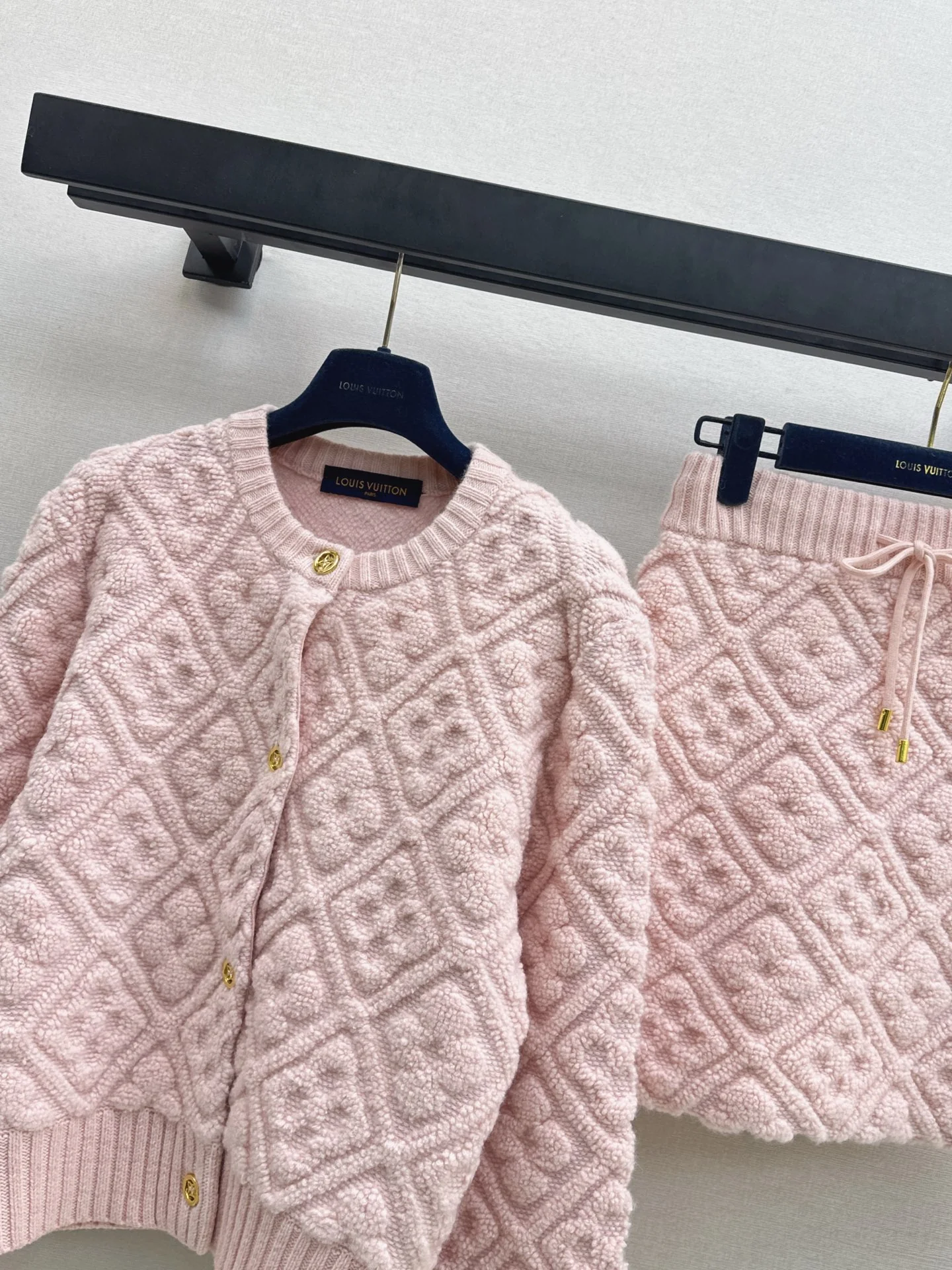 Loui 25fw cardigan skirt set