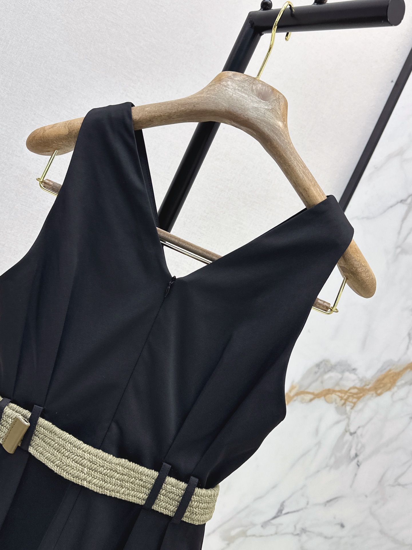 Brun 26ss v-neck sleeveless belted dress