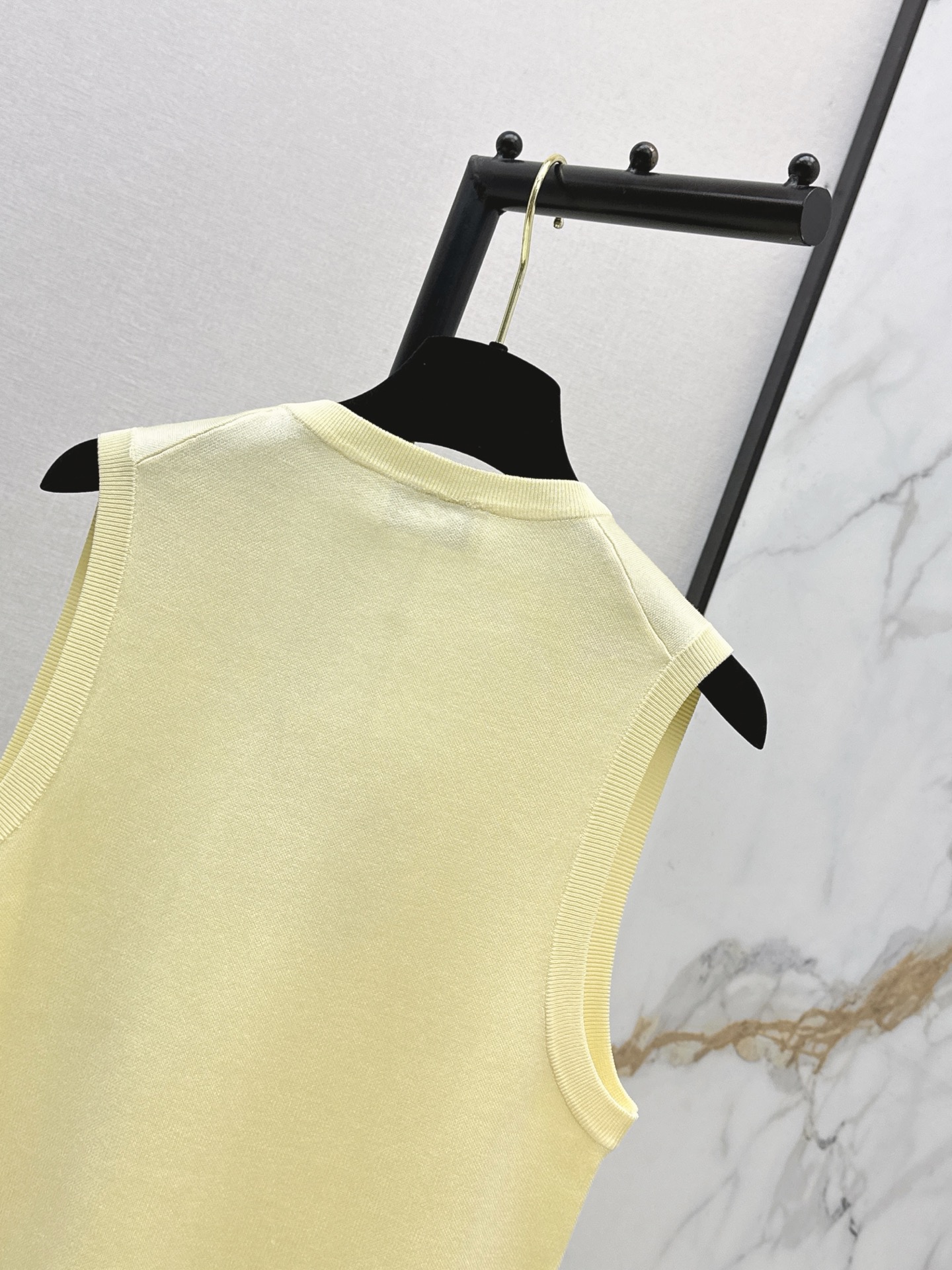 Chan 26ss v-neck sleeveless knitwear
