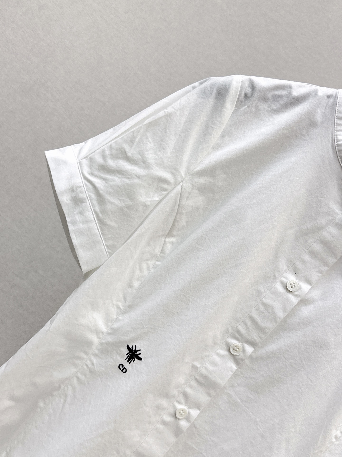 CD 26ss bee embroidery belted shirt