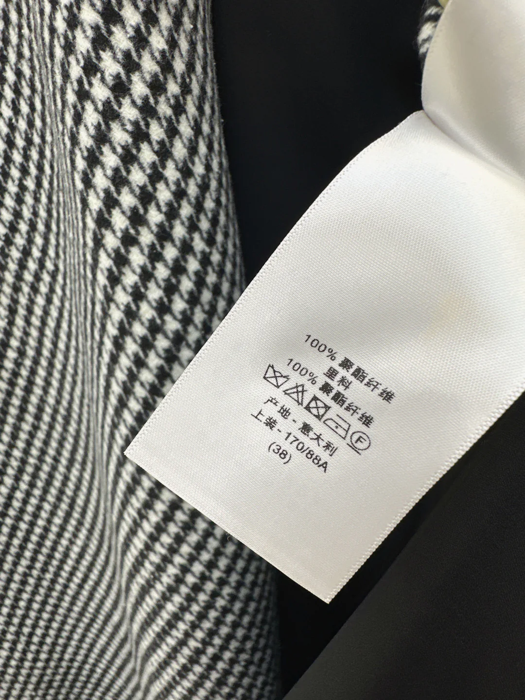 CD 25fw houndstooth cape