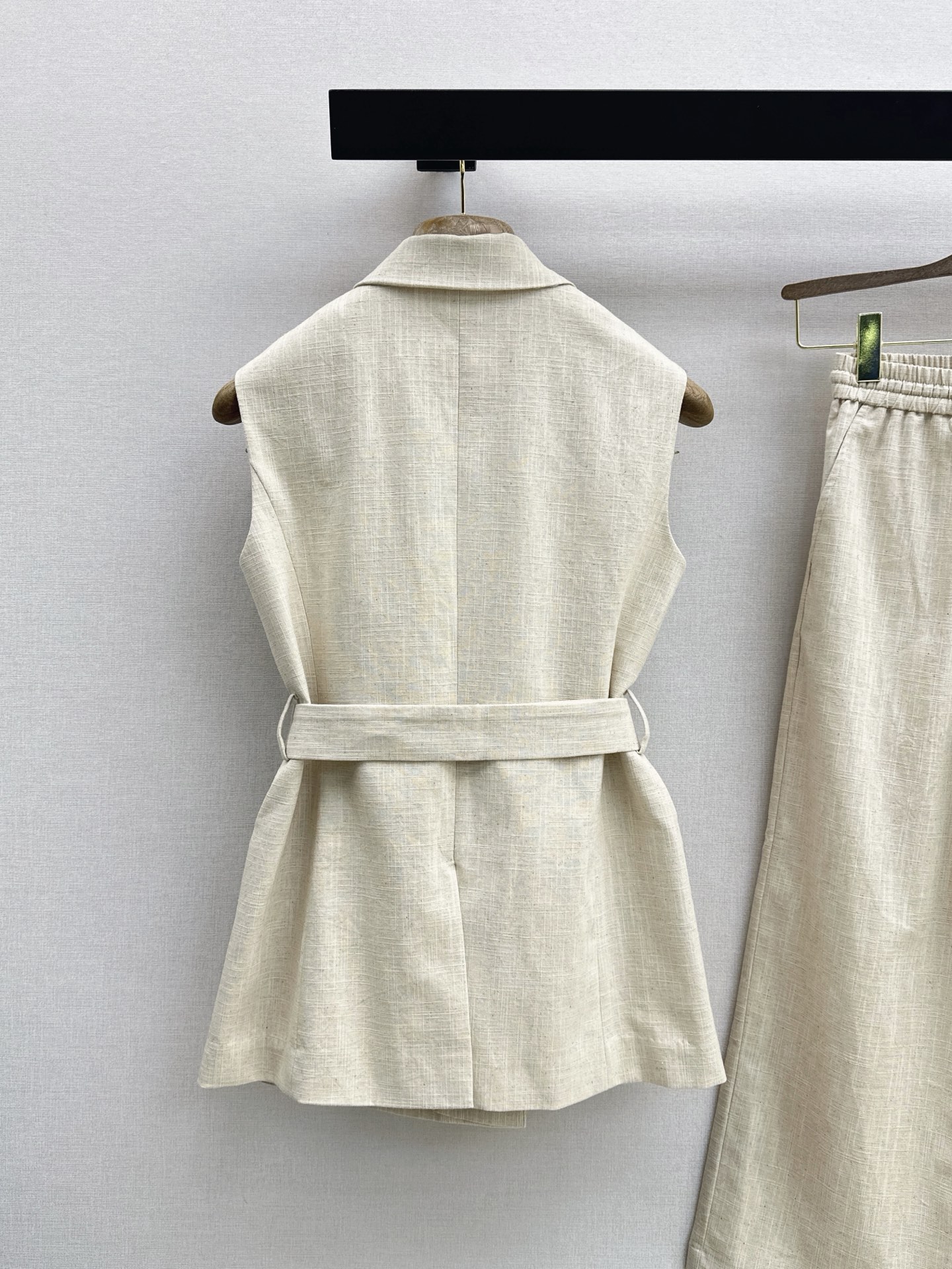 Brun 26ss sleeveless belted shirt
