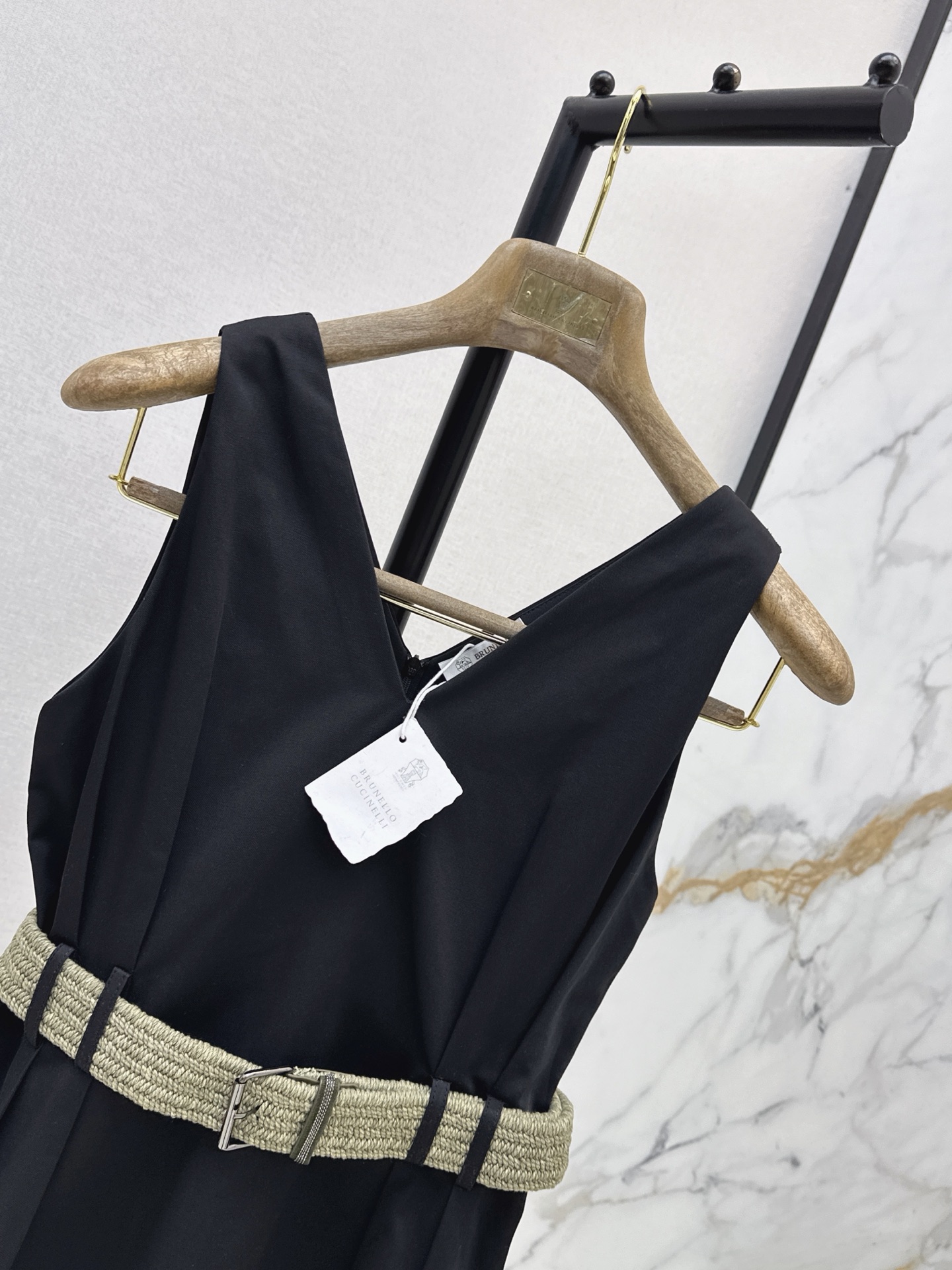 Brun 26ss v-neck sleeveless belted dress