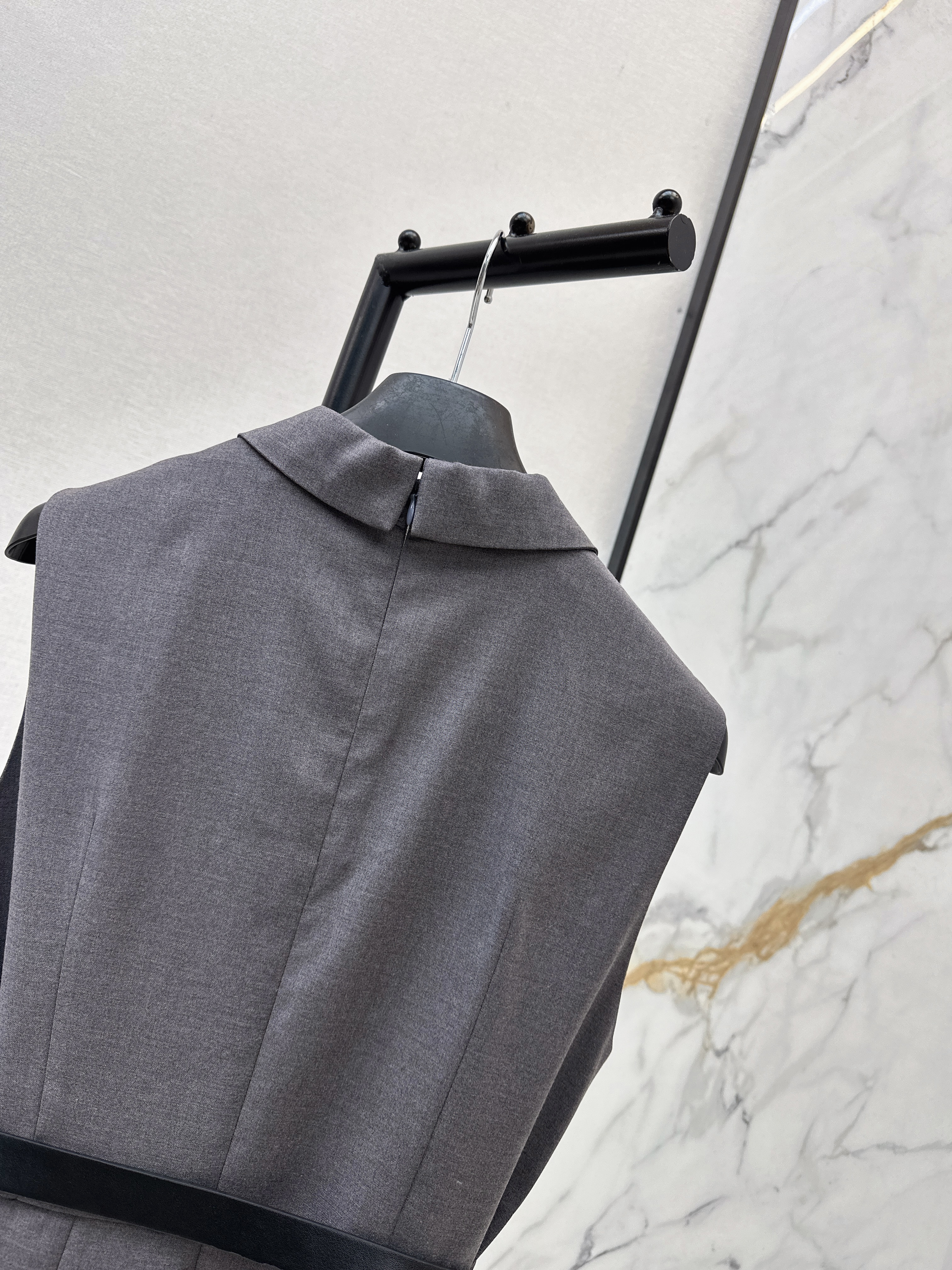 CD 26ss sleeveless belted dress
