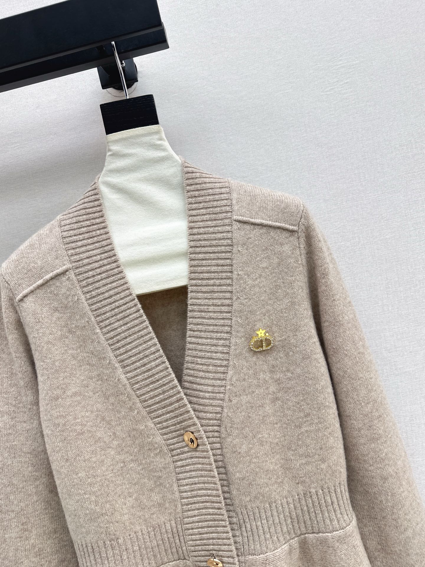 CD 26ss ruffle v-neck sweater