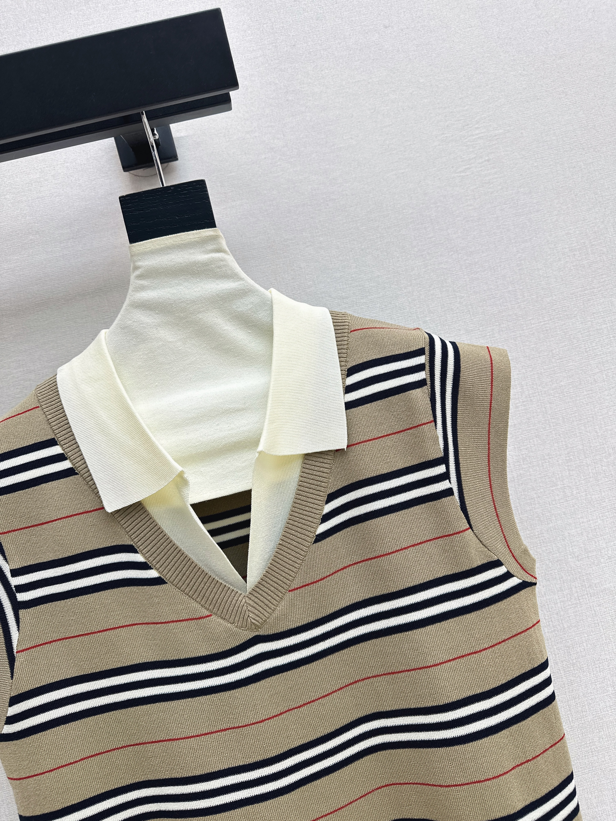 Bur 26SS Striped V-Neck Knit Vest Top