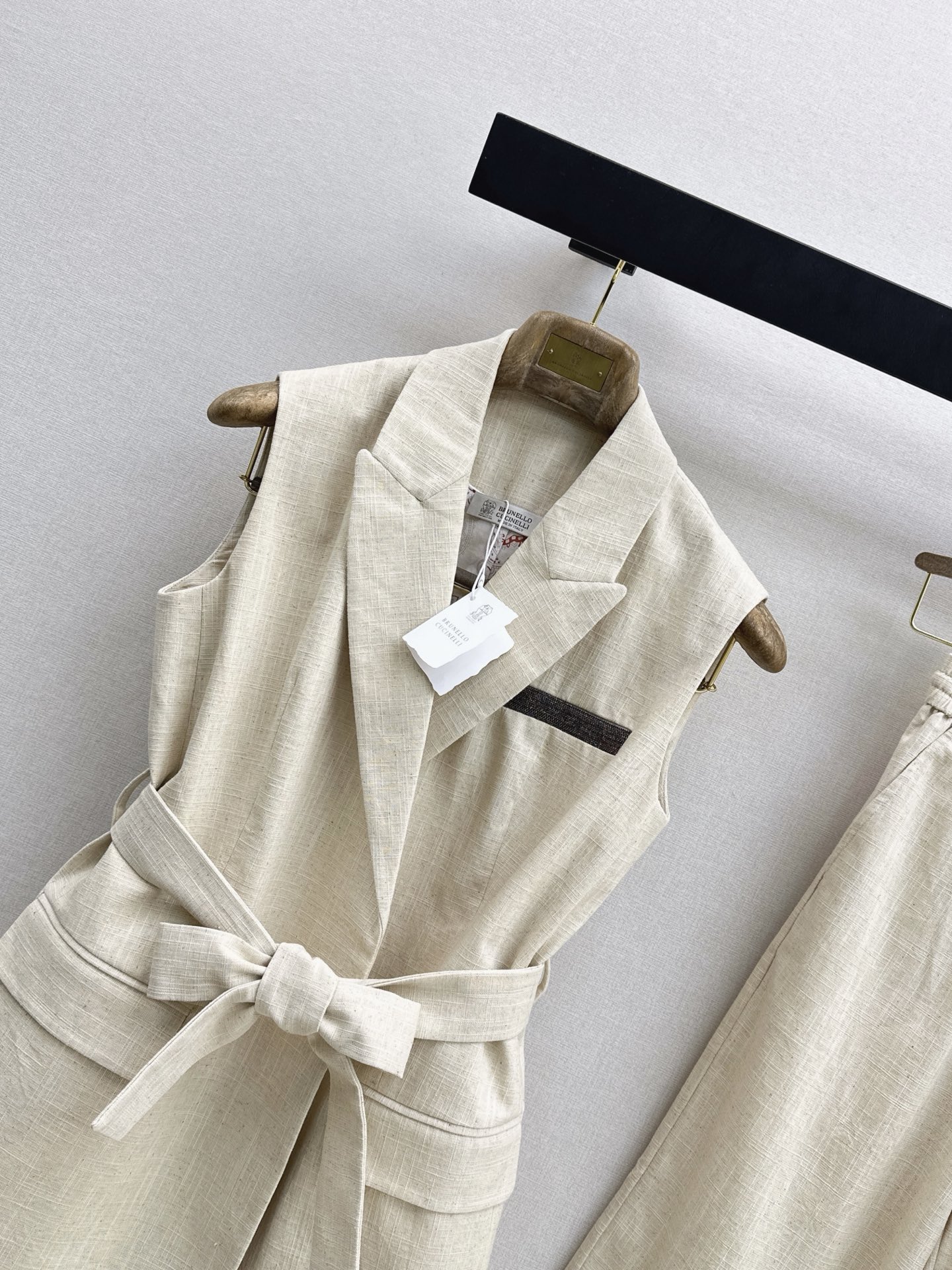 Brun 26ss sleeveless belted shirt