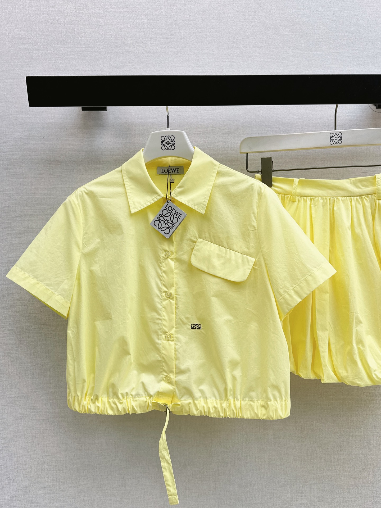 Loe 26ss cropped shirt mini skirt set