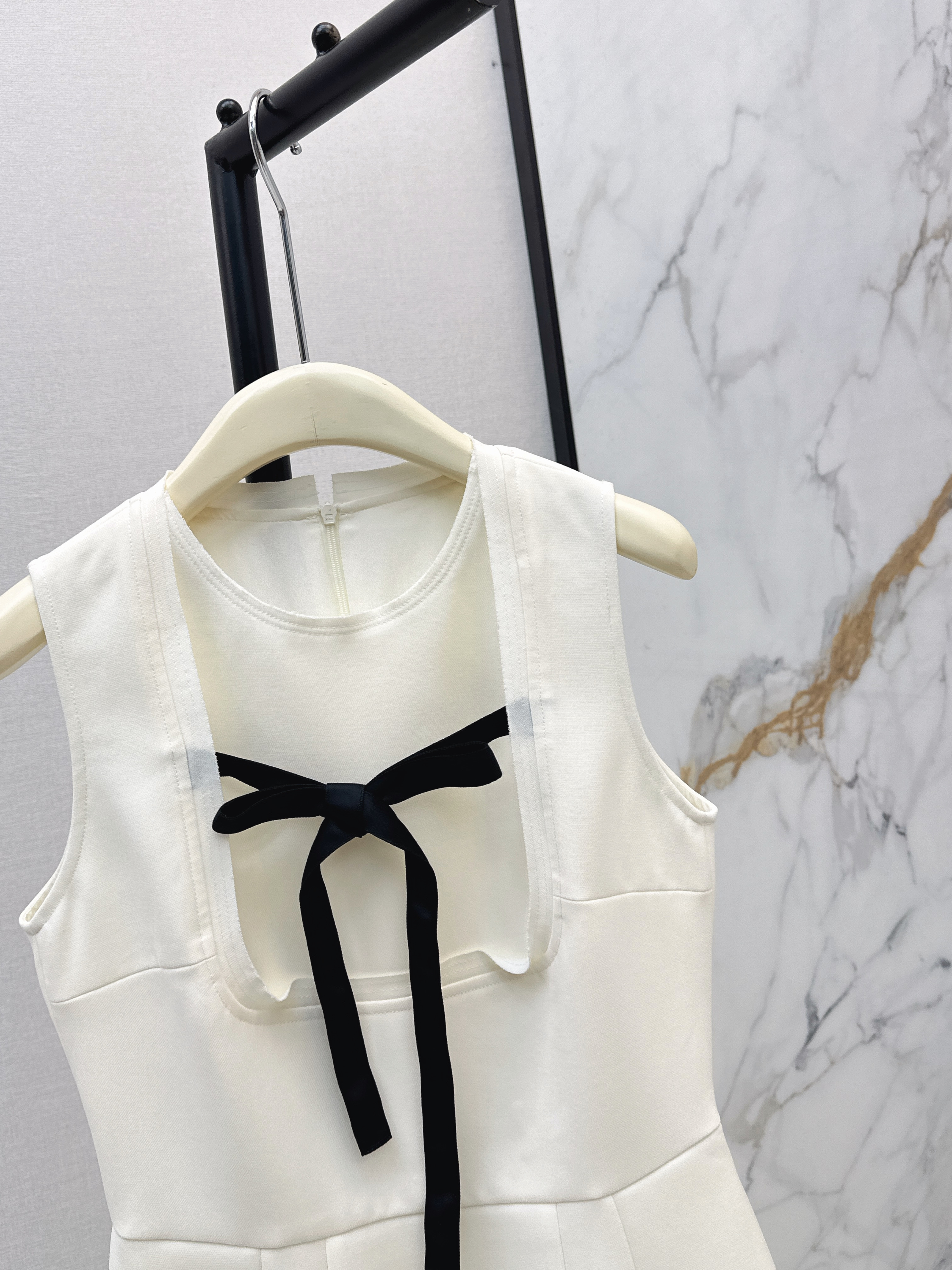 Prad 26ss bow sleeveless dress