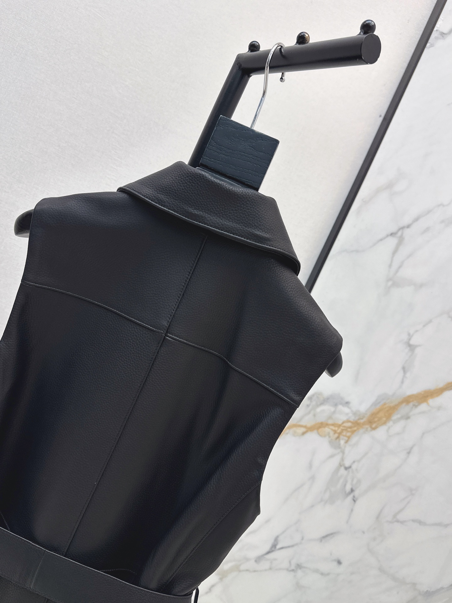 Her 26ss leather vest jacket
