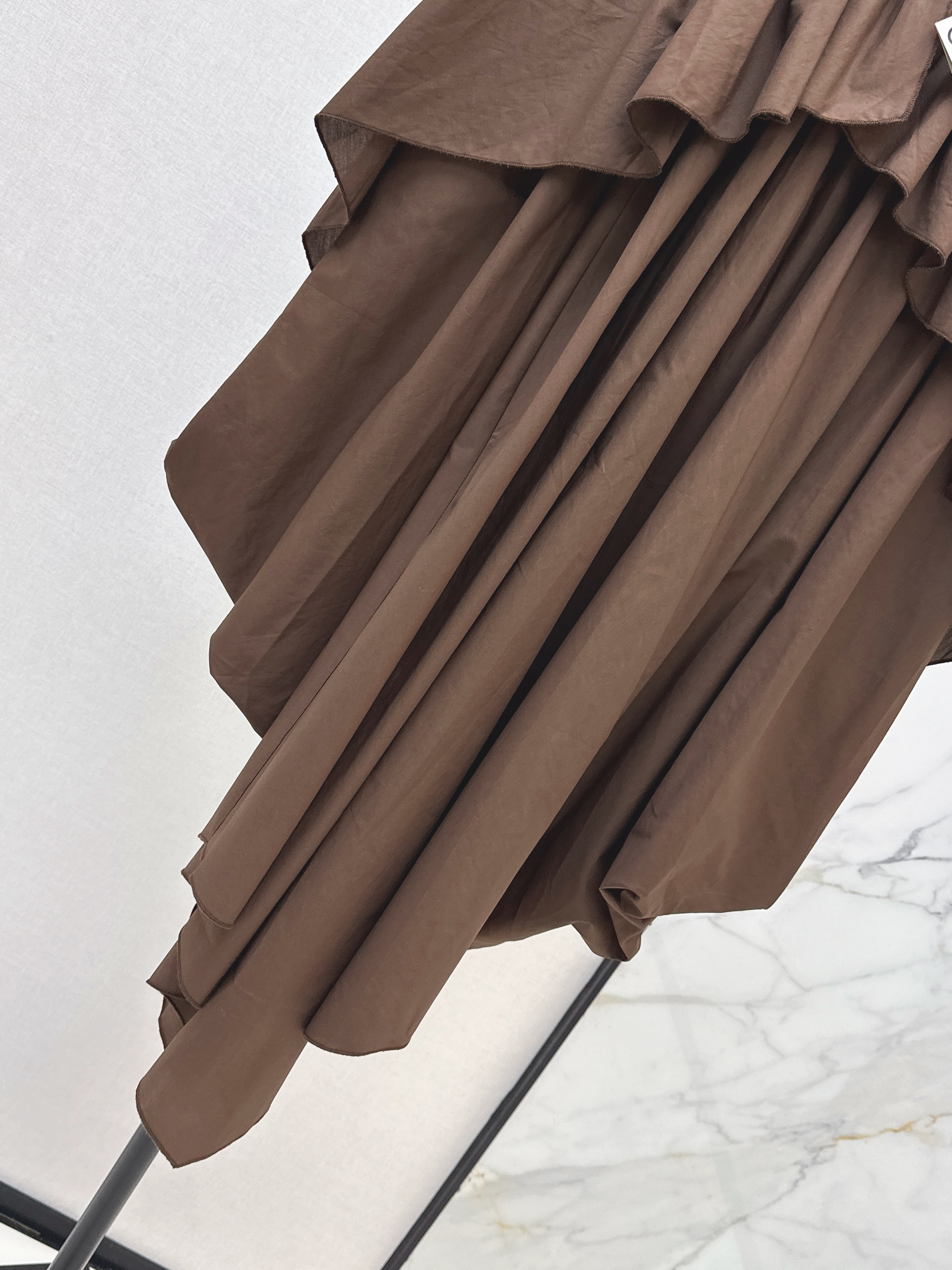 Loe 26ss asymmetric ruffle skirt