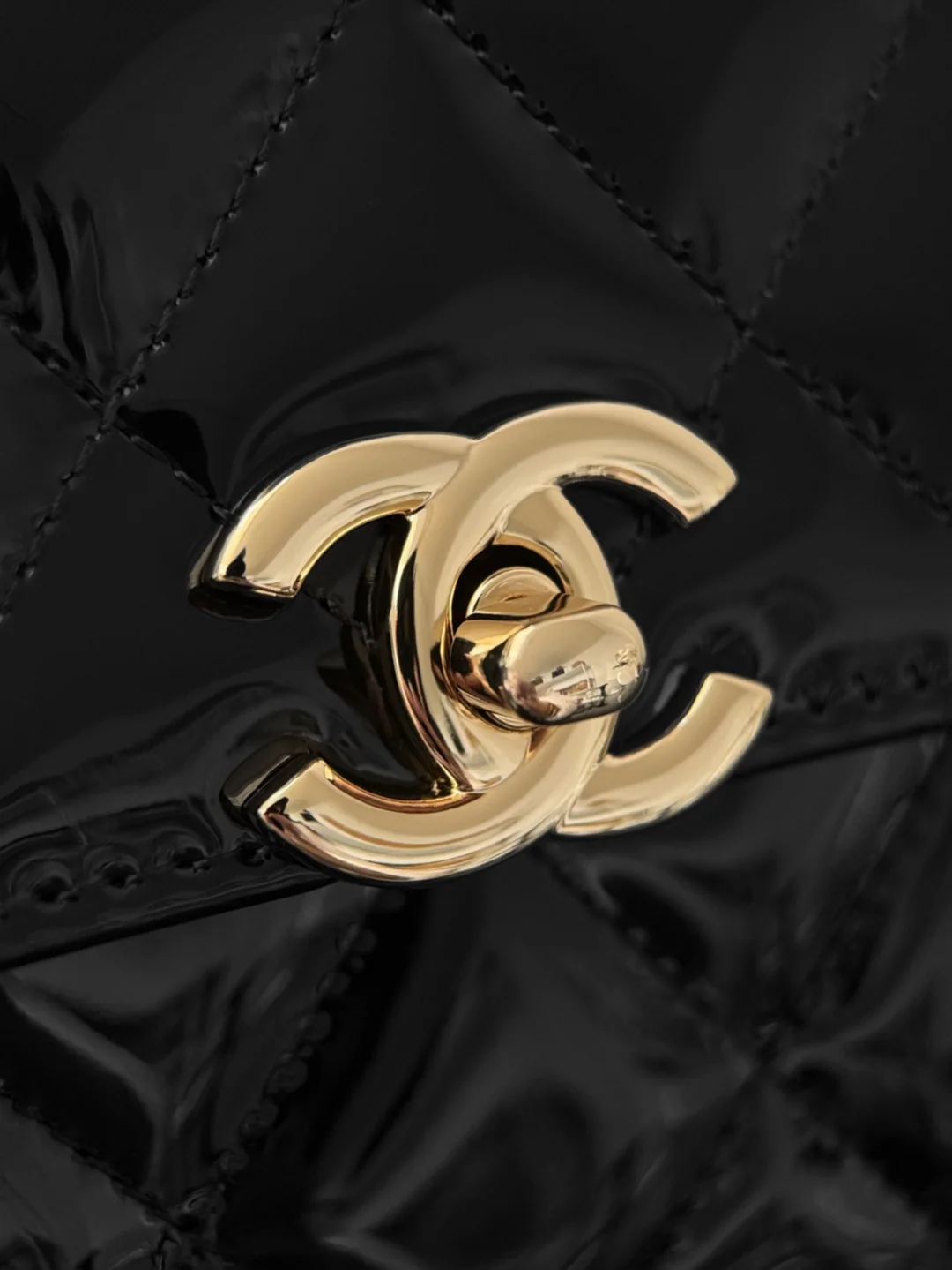 Chan 23K chain shoulder bag