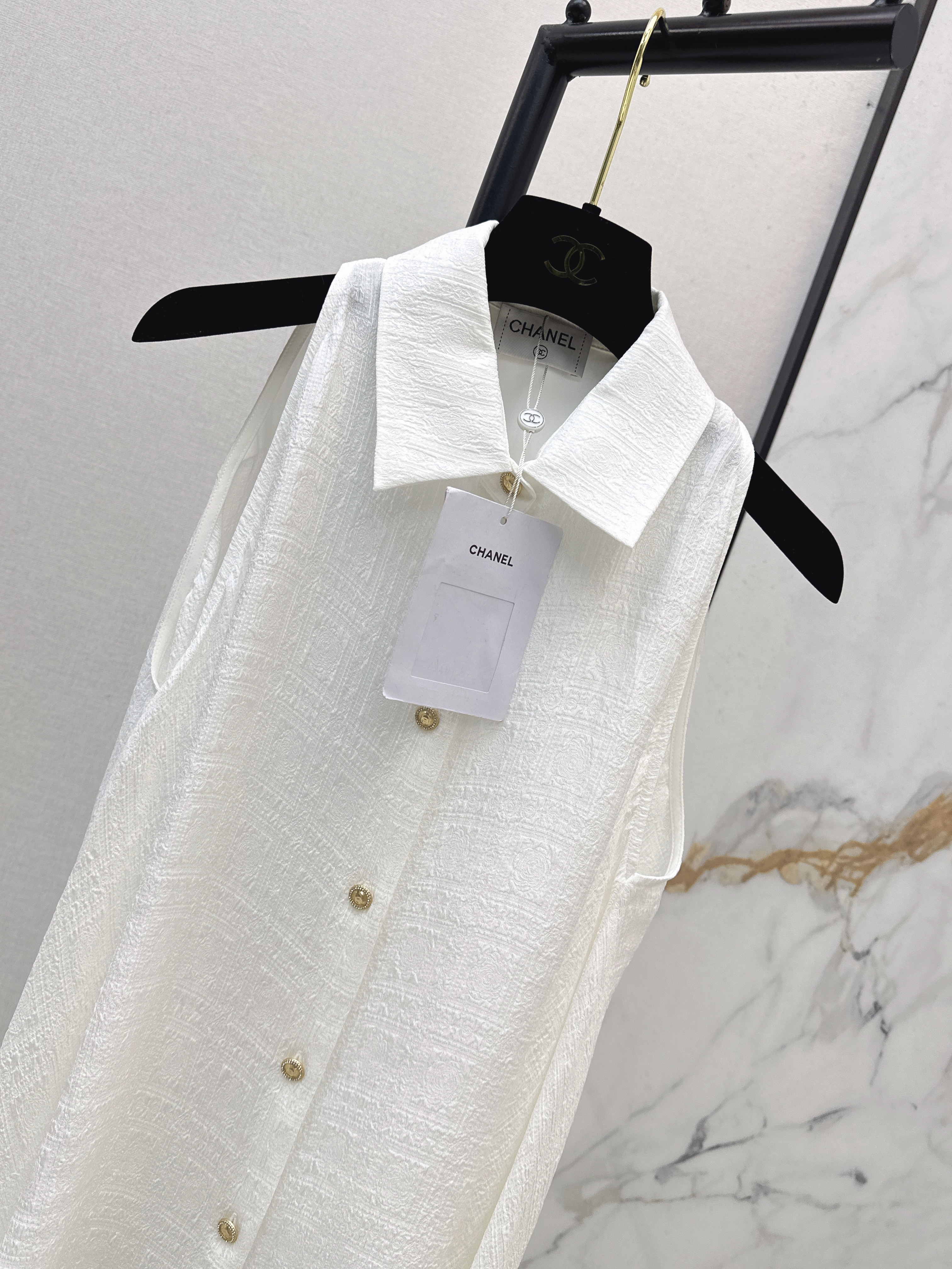 Chan 26ss silk open shoulder shirt