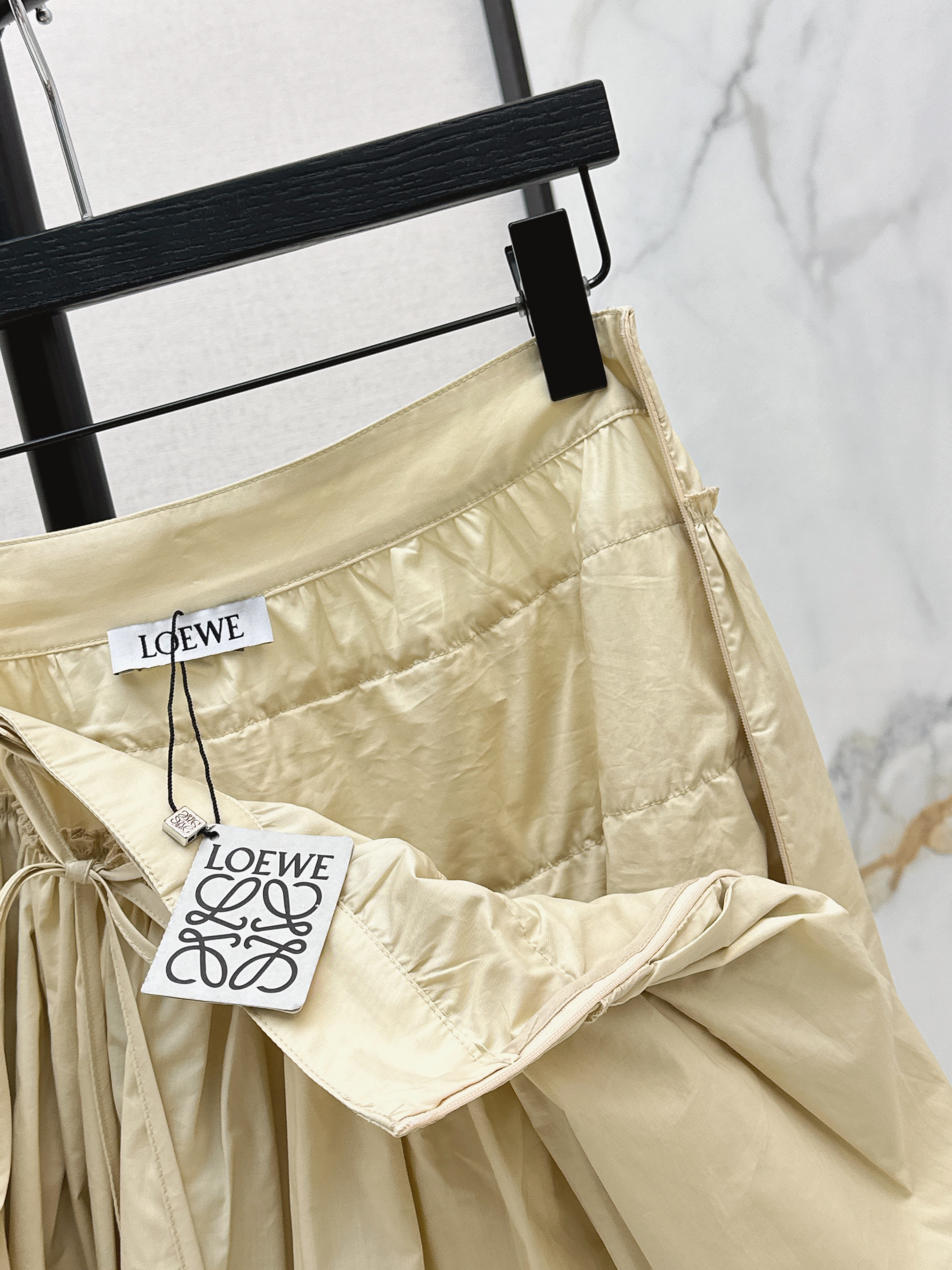 Loe 26ss ruffle mini skirt