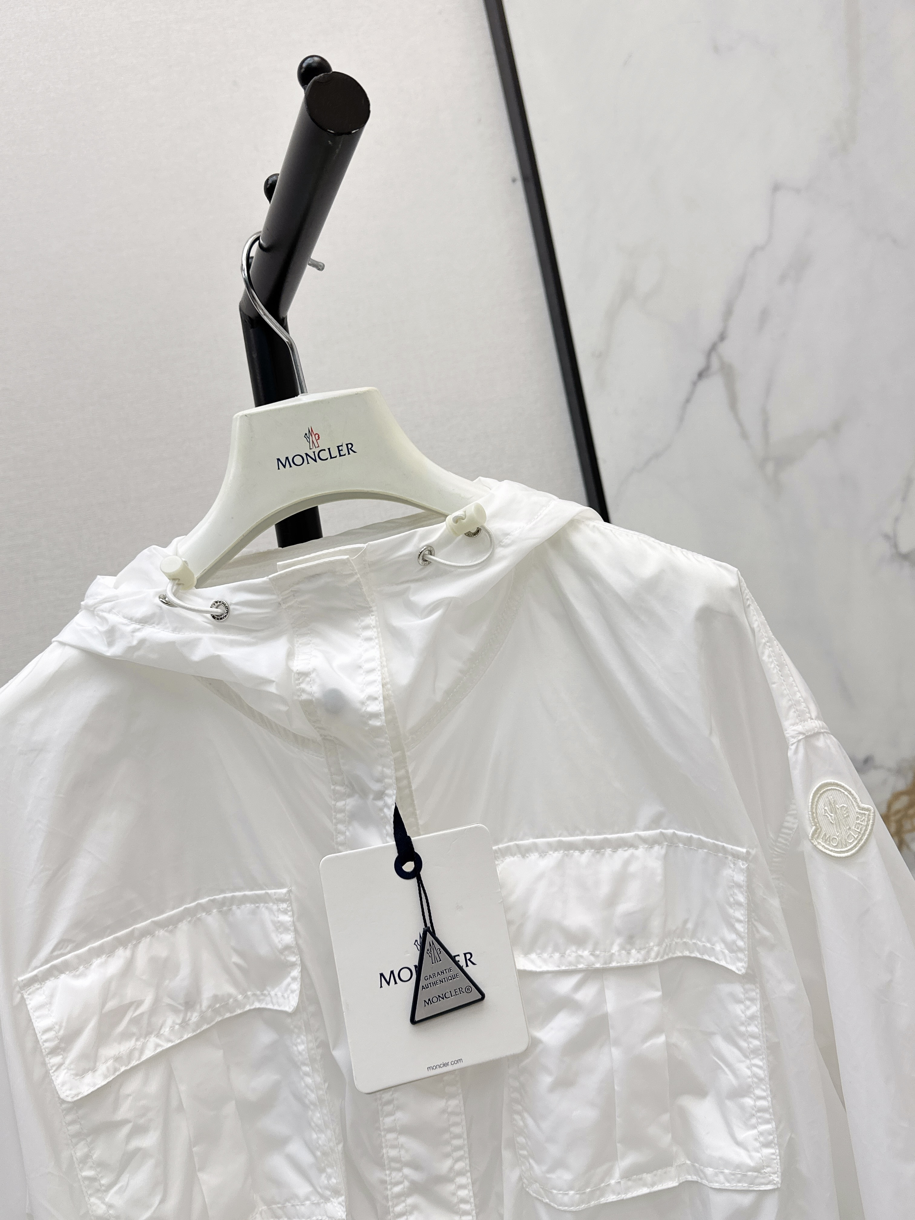 Monc 26ss hodded windbreaker