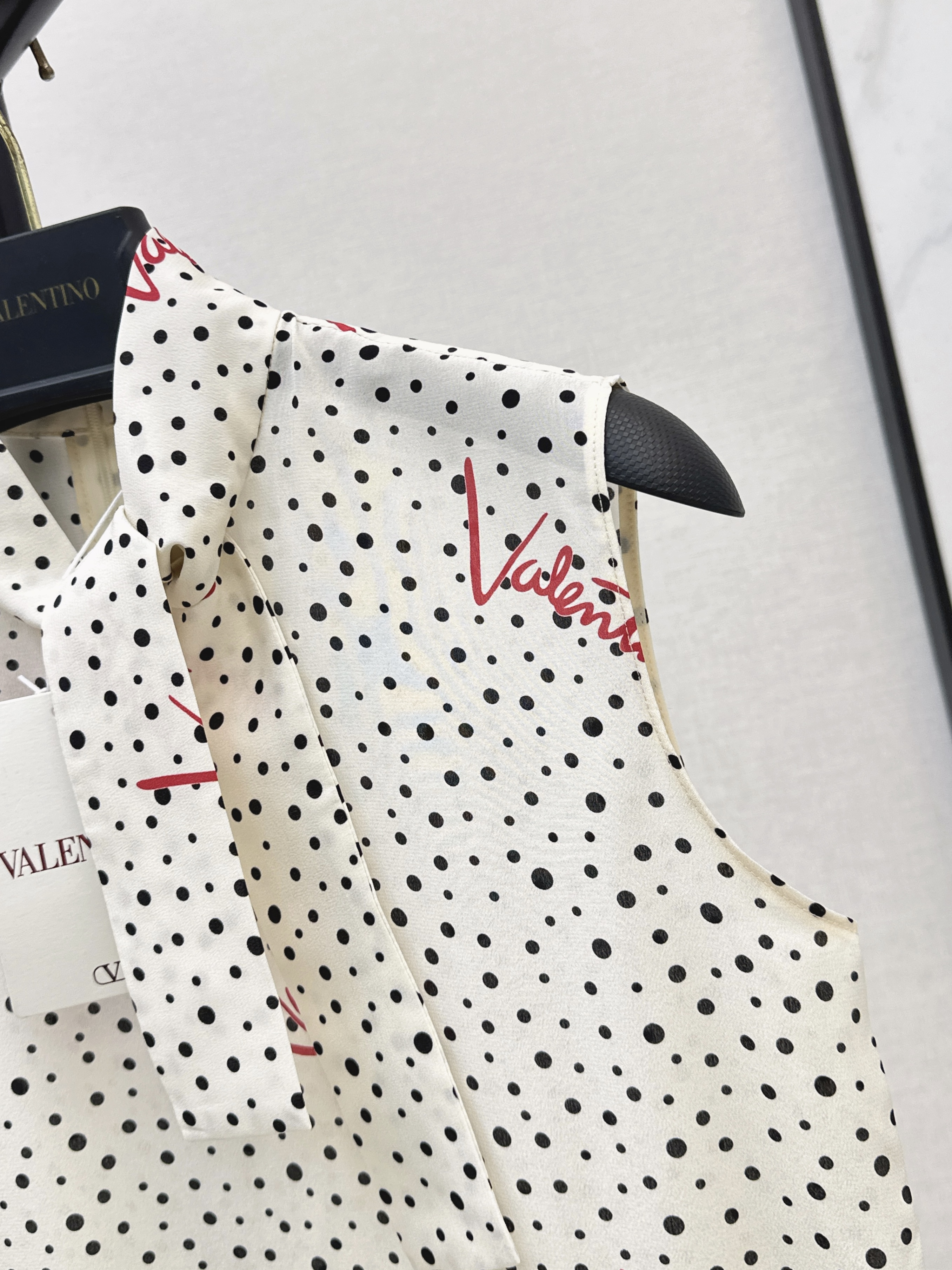 Valen 26ss sleeveless silk shirt