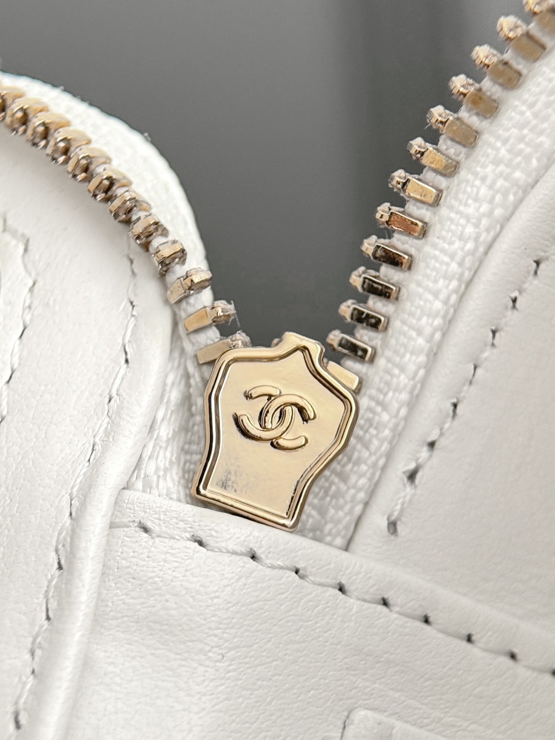Chan 26S clutch bag with chain
