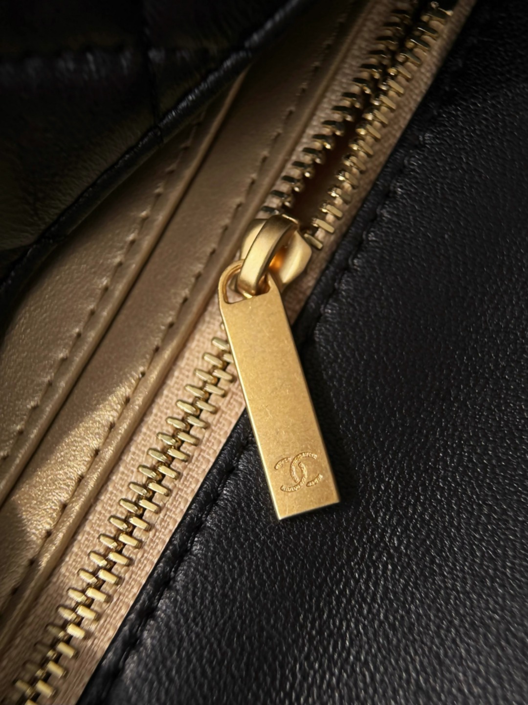 Chan 26ss flap chain bag with gold-tone hardwave