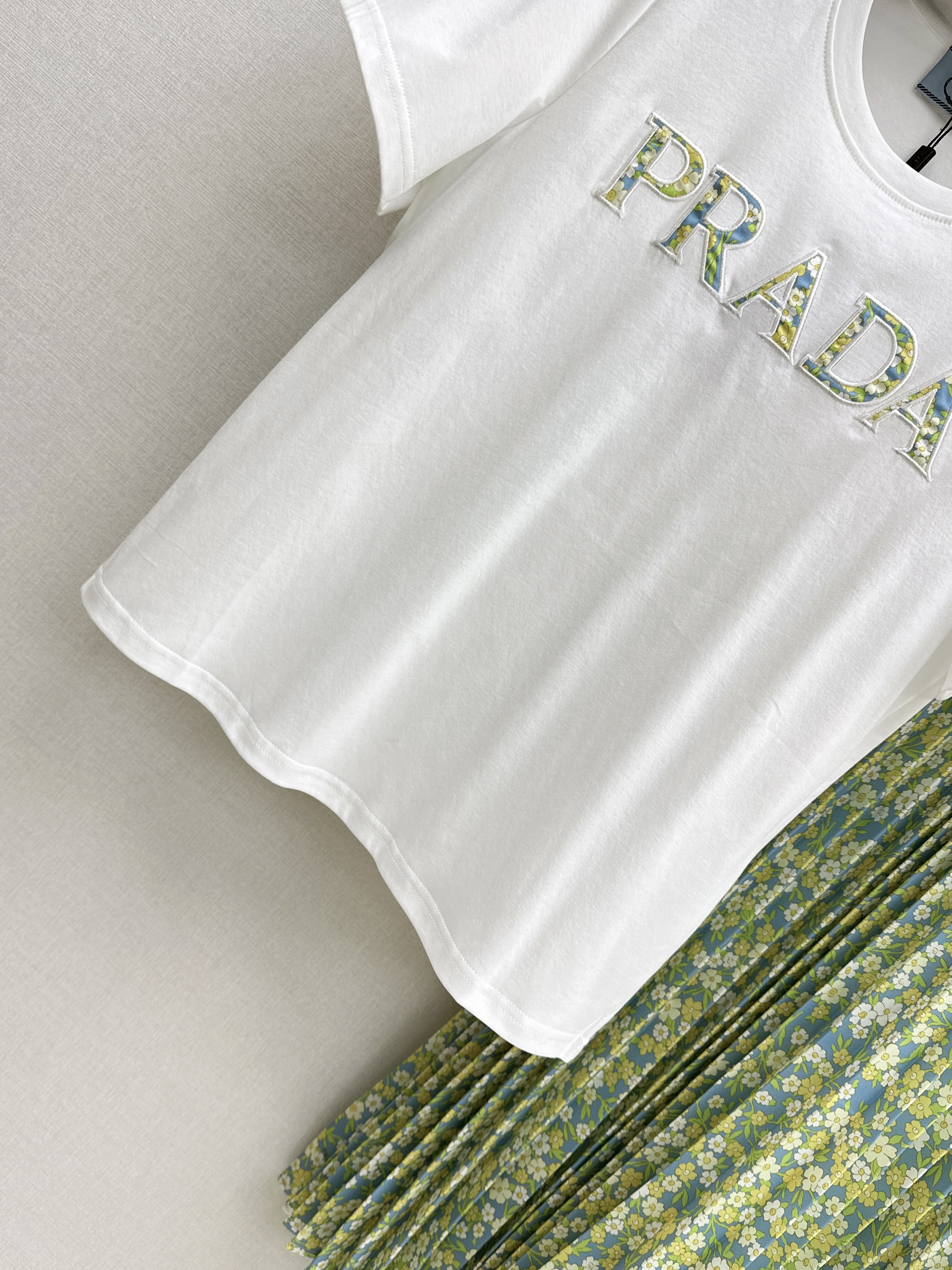 Pra 26ss t-shirt pleated skirt set