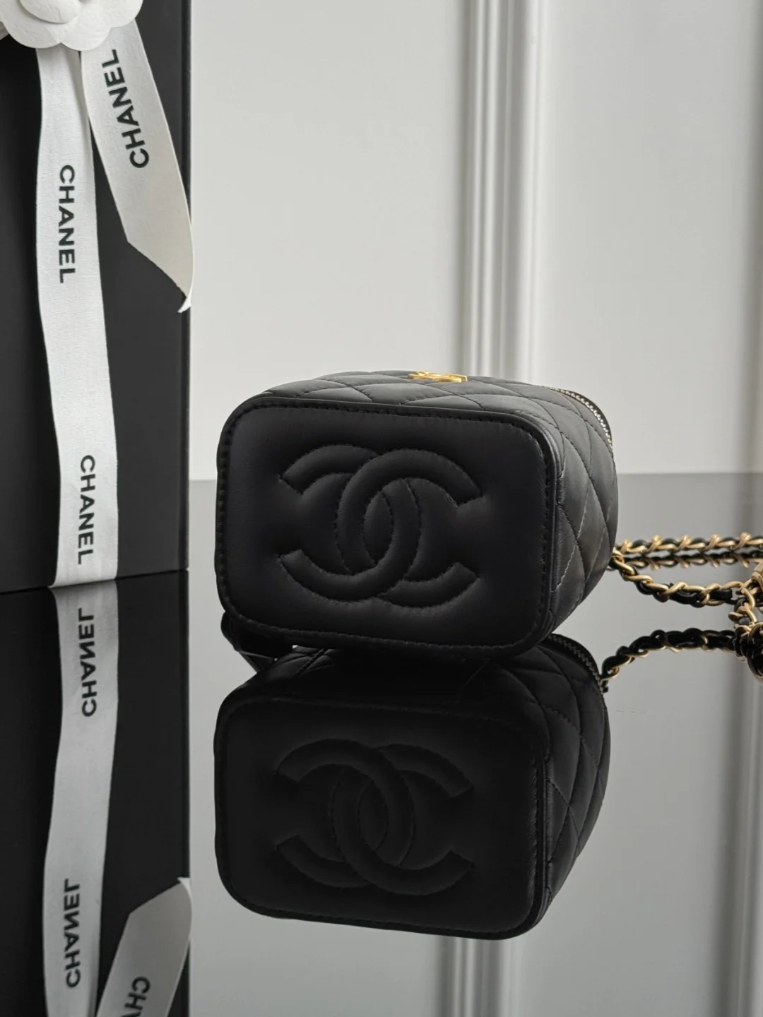 Chan chain shoulder bag with gold ball charm