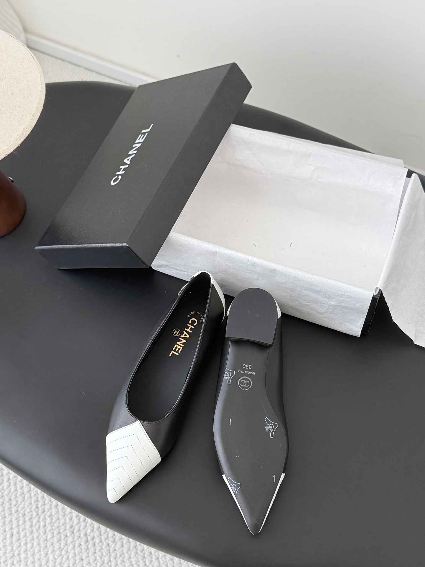 Chan 26C pointed toe flats