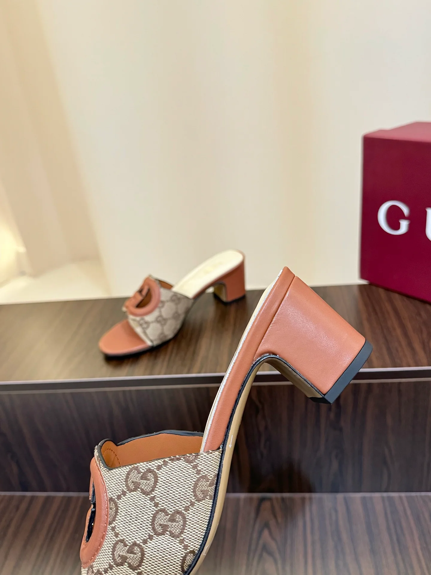 Gucc 25fw slide sandals
