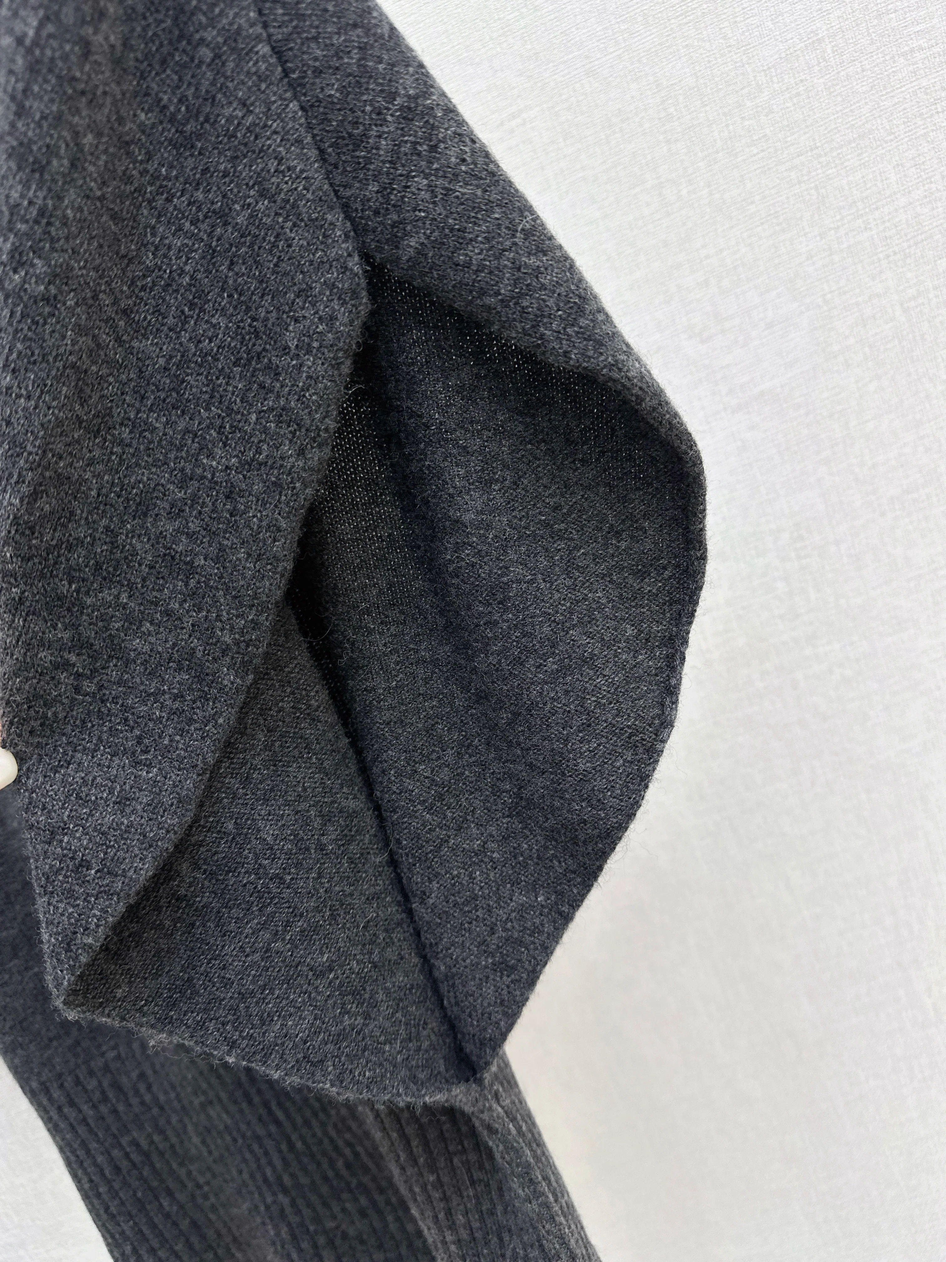 Brun 26ss sleeveless sweater with belted