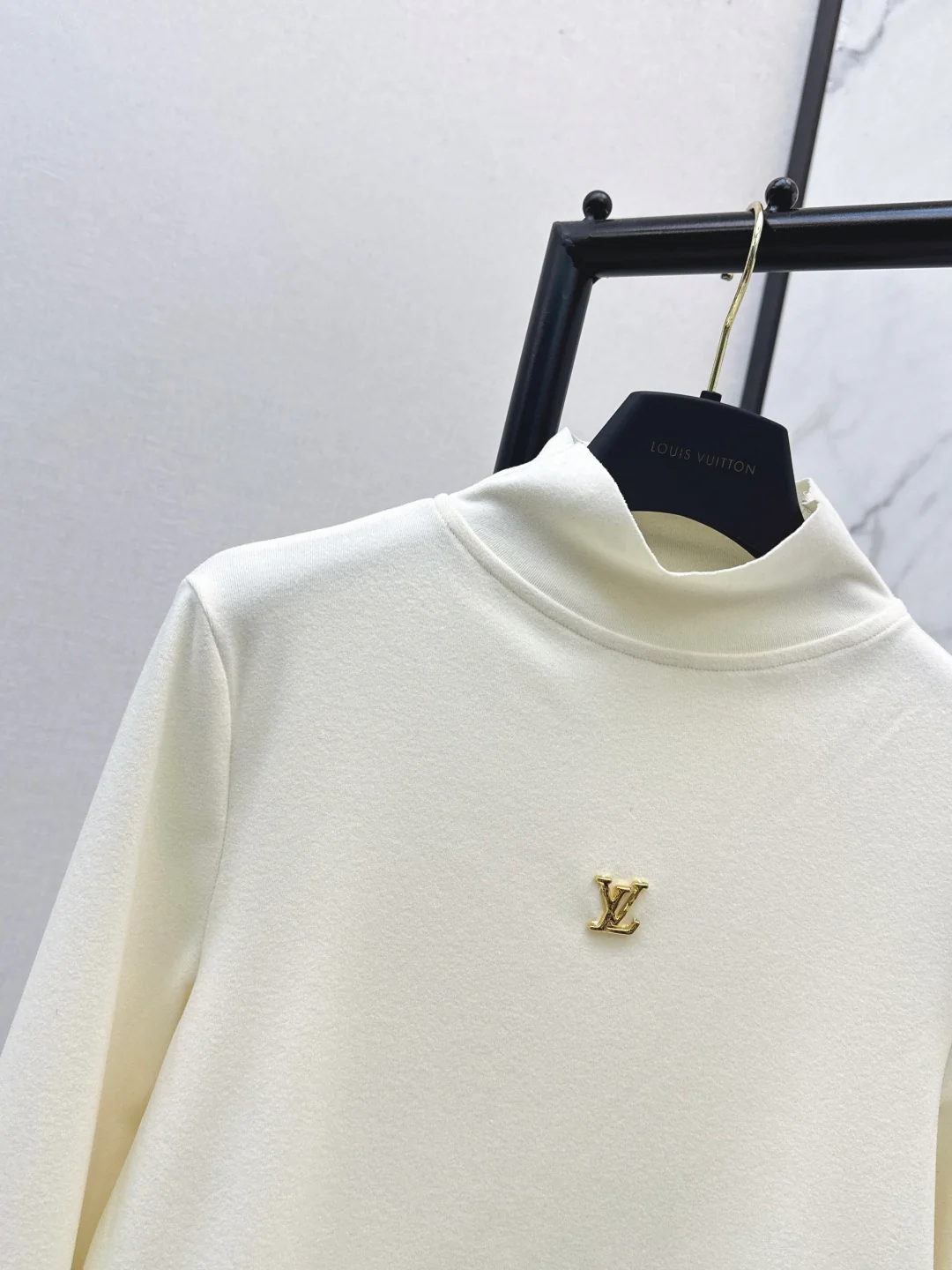 Loui 25fw base layer