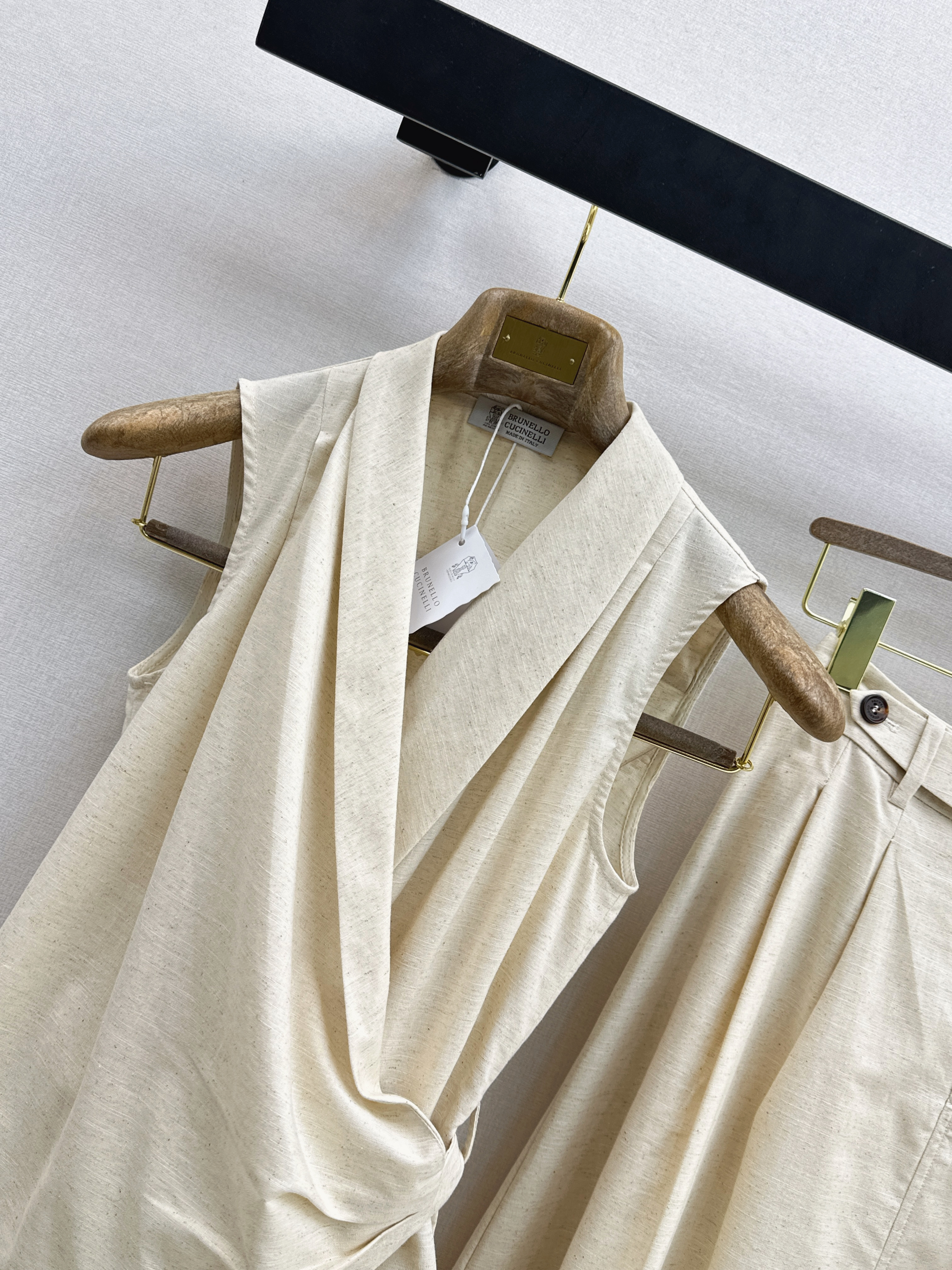 Brun 26ss sleeveless top skirt set