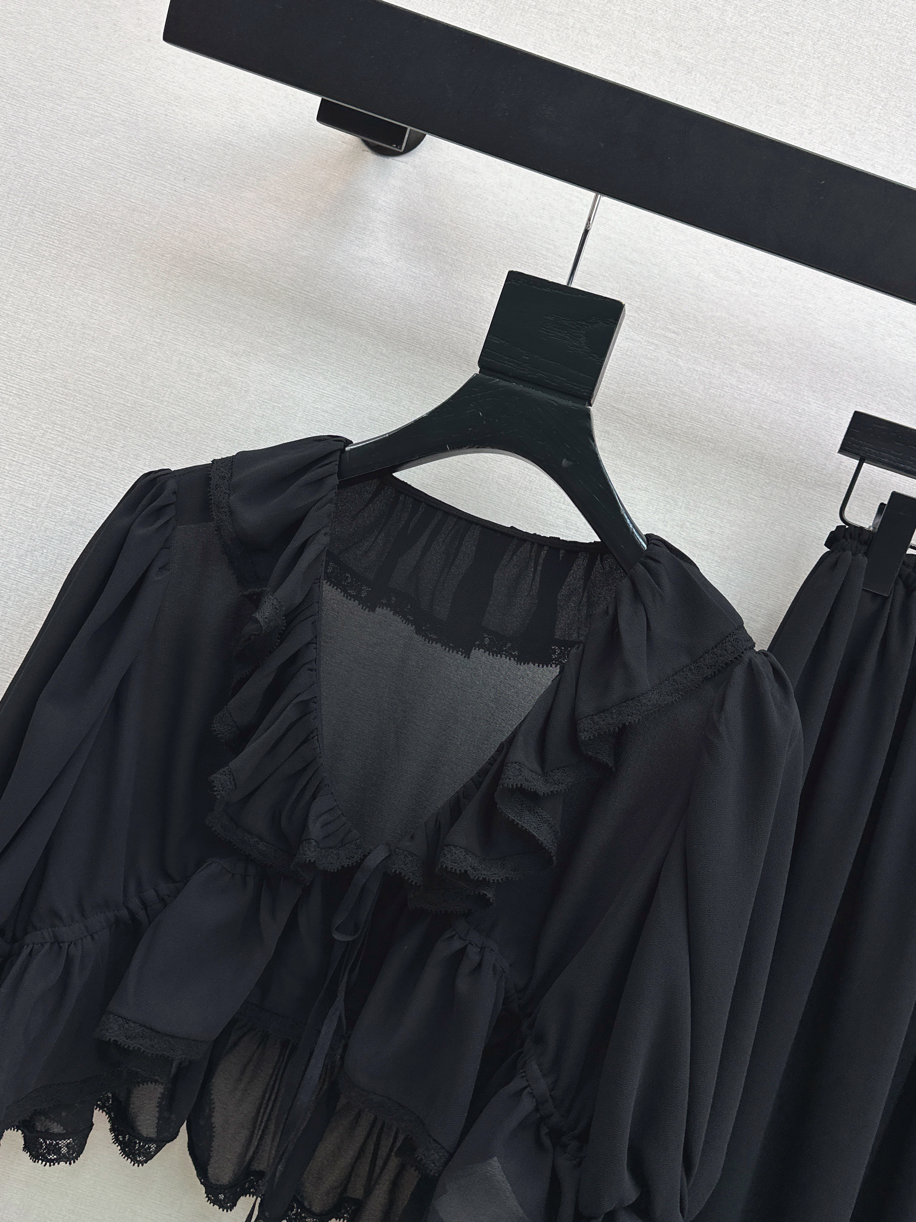 Chol 26ss ruffle top skirt set