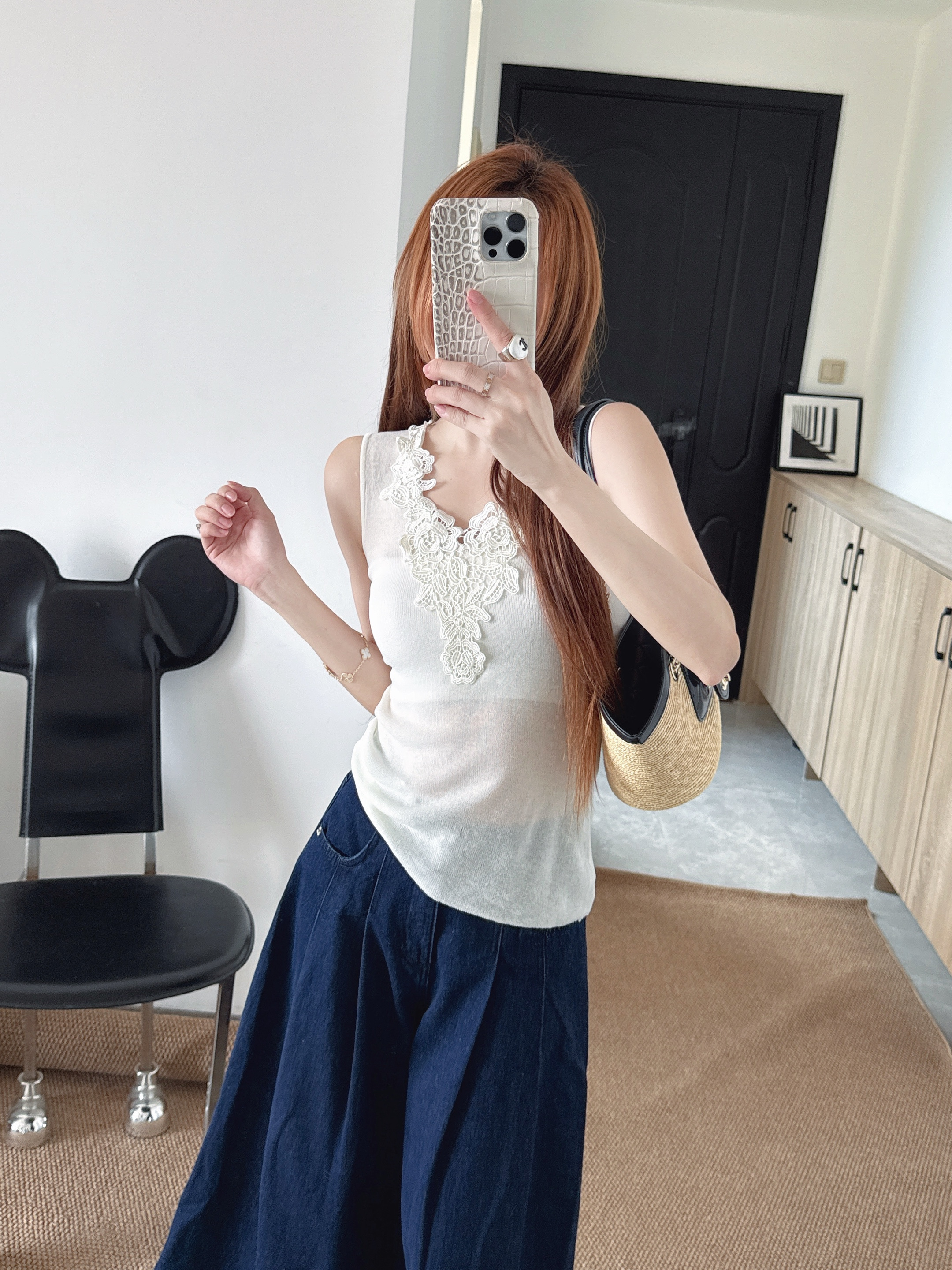 Chol 26ss lace contrac sleeveless vest