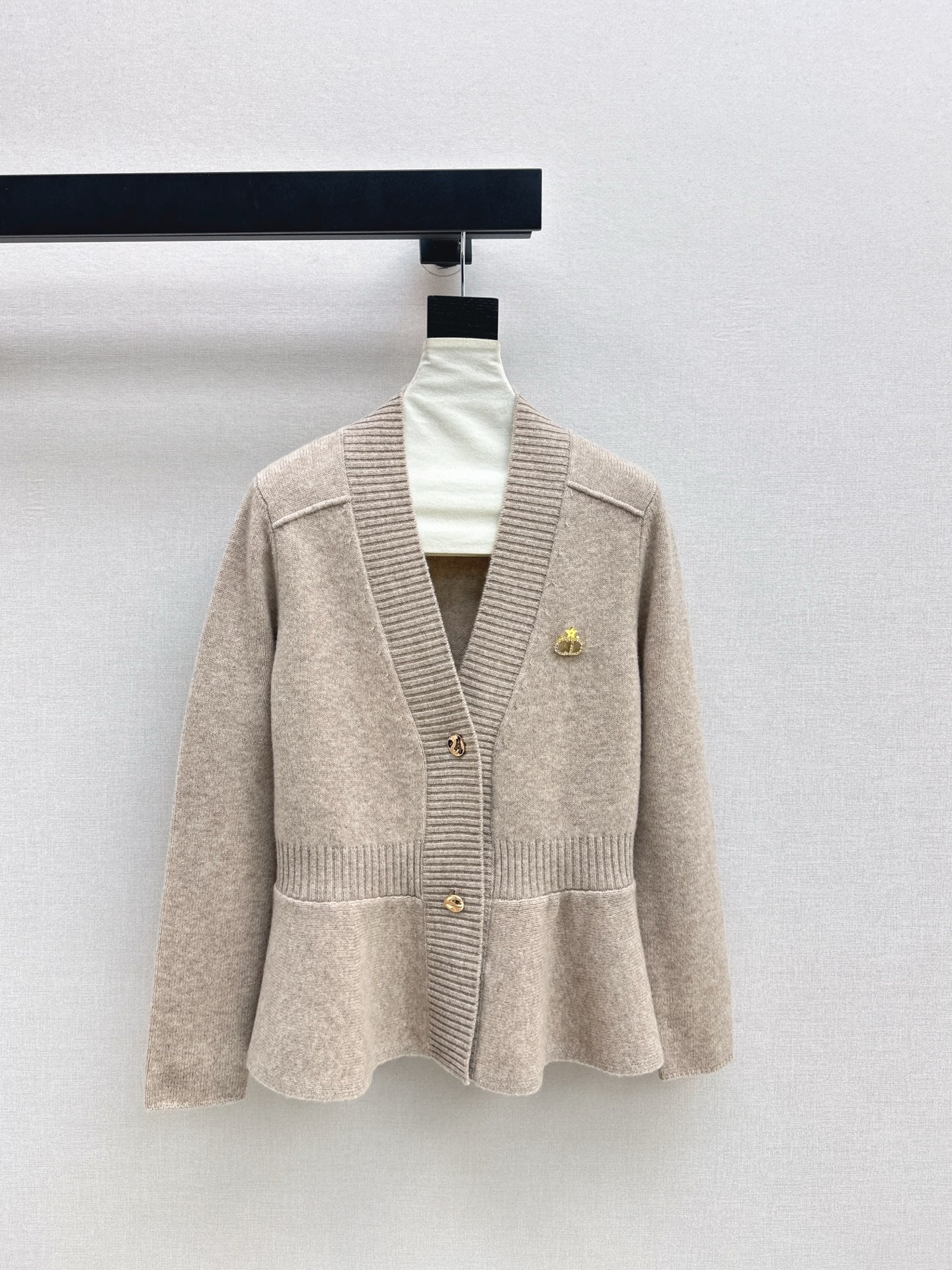 CD 26ss ruffle v-neck sweater