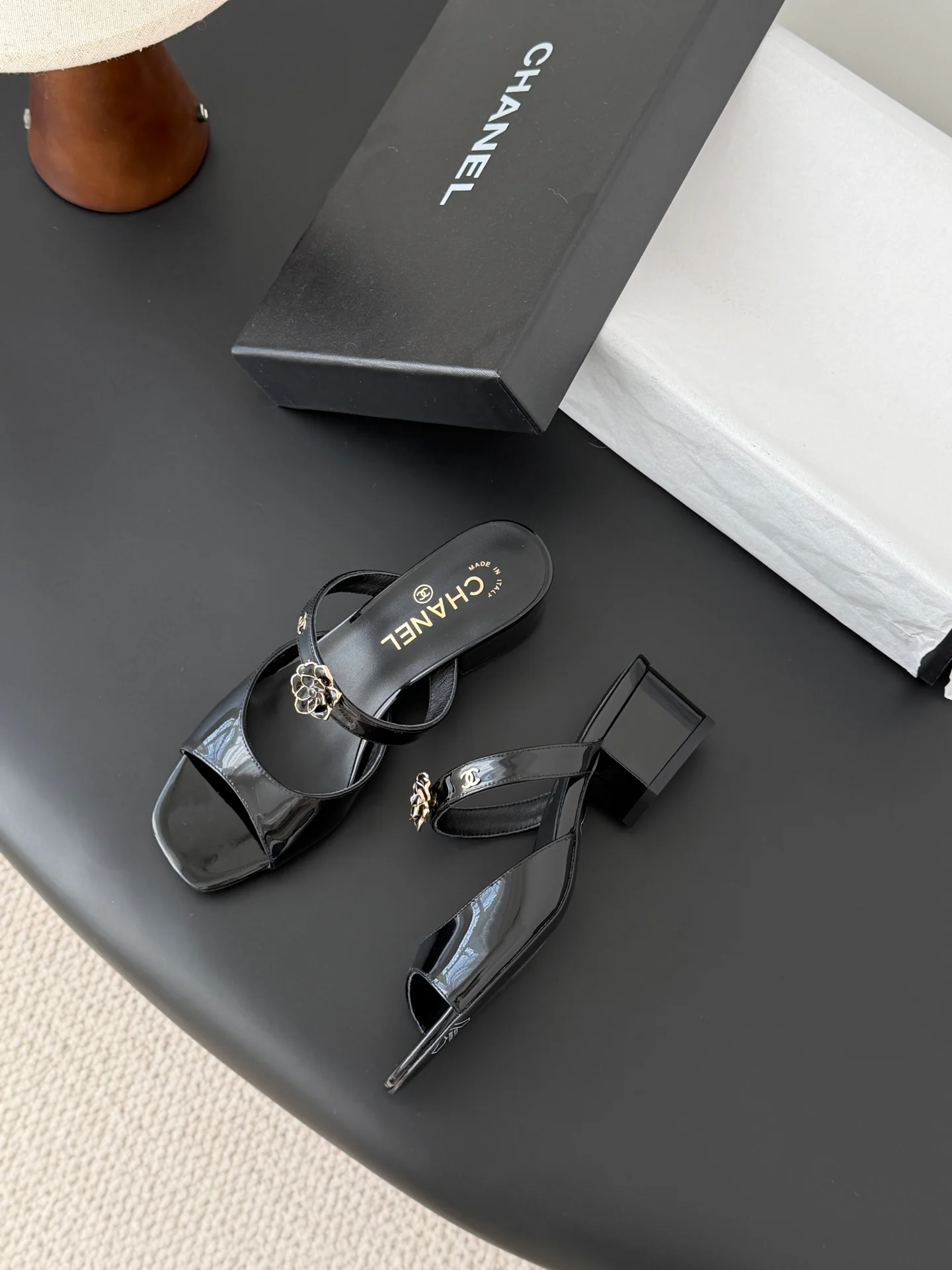 Chan 26ss camellia leather sandals